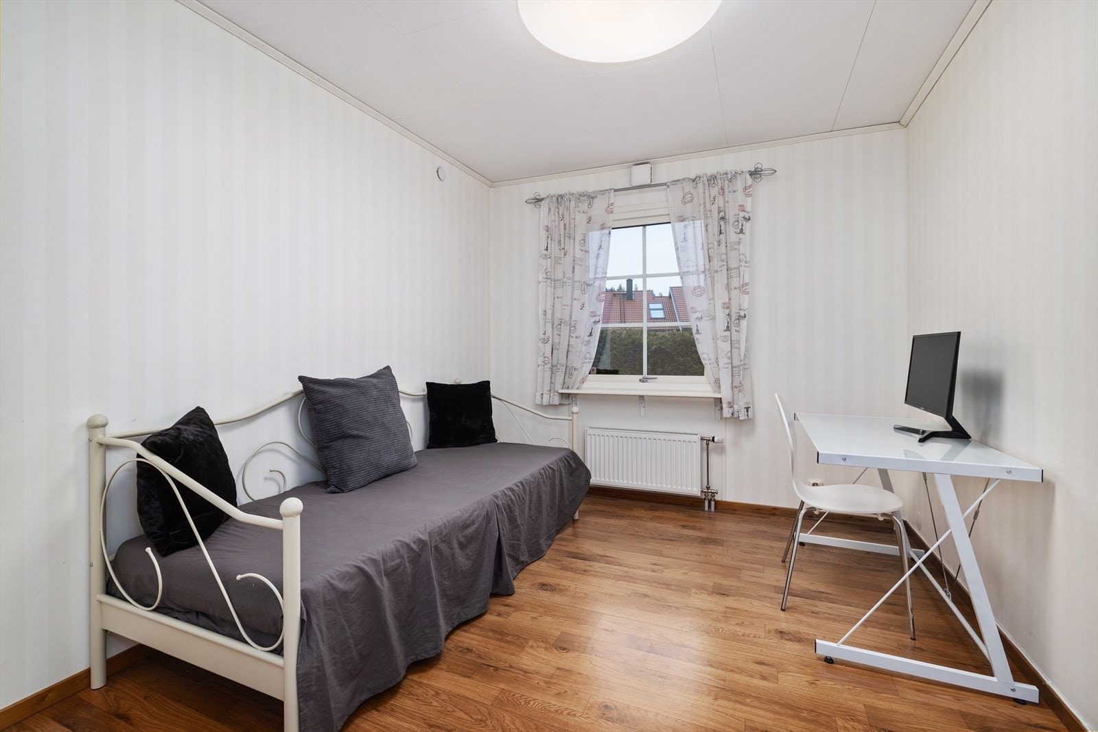 Det tredje soverommet i første etasje egner seg godt som barnerom, gjesterom eller kontor. Galleribilde