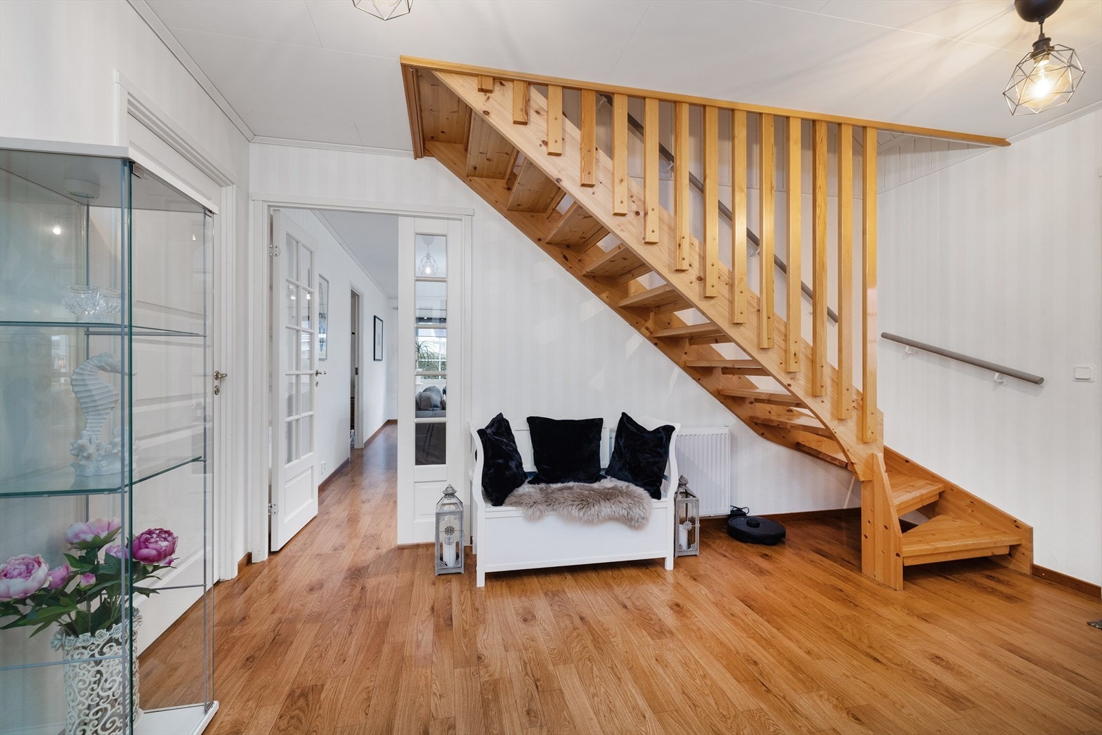 Den romslige hallen har god plass til oppbevaringsmøbler og en sittebenk under trappen. Galleribilde