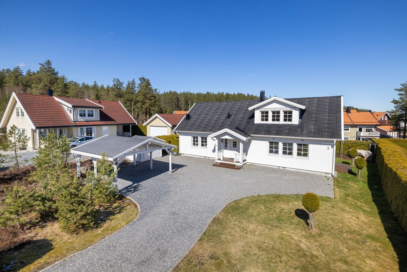 Boligen har stående bordkledning og tak tekket med steinbelagte stålplater. Galleribilde