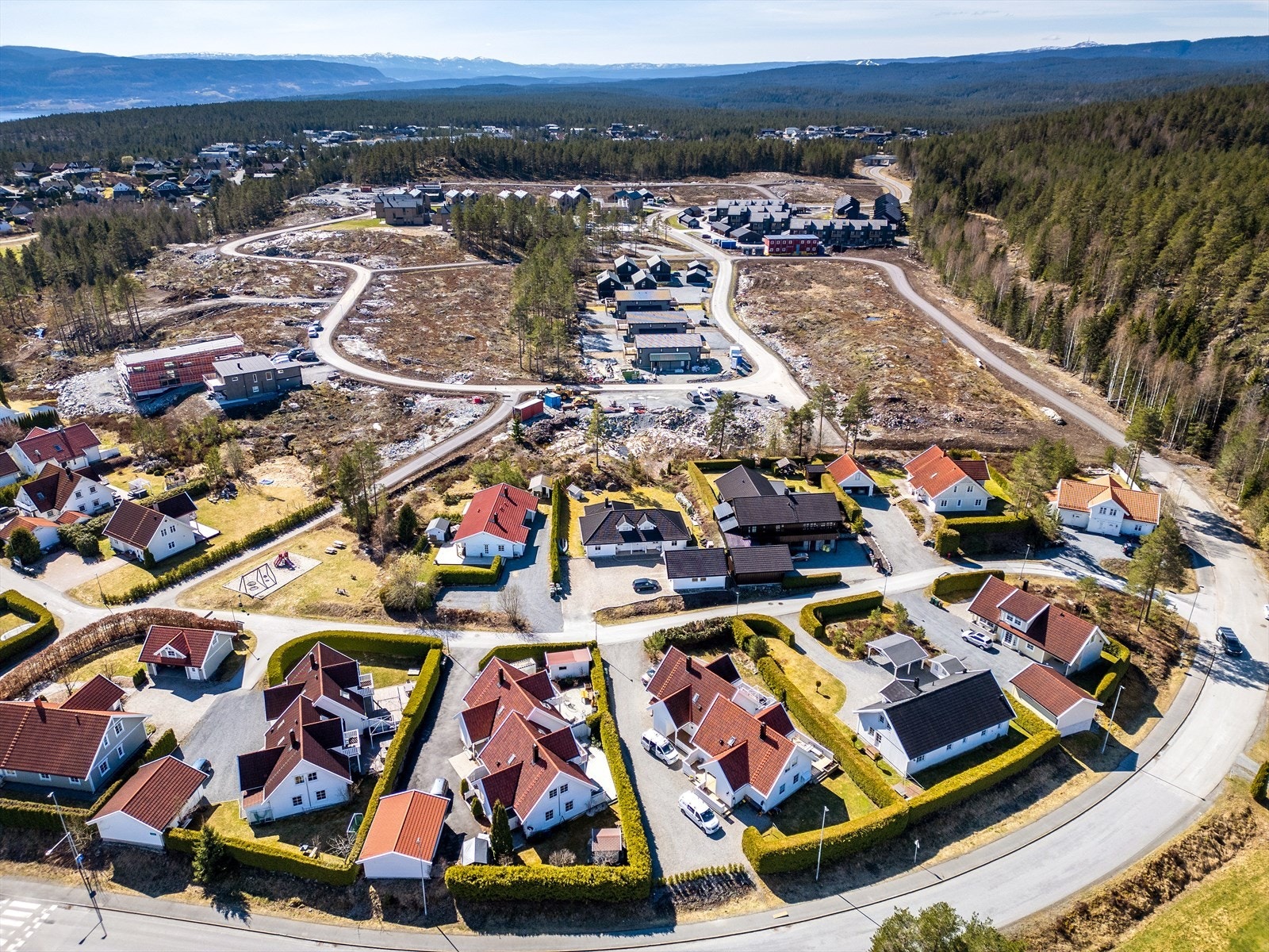 Området byr på umiddelbar nærhet til skog og mark, med svært gode turmuligheter rett utenfor døren. Galleribilde