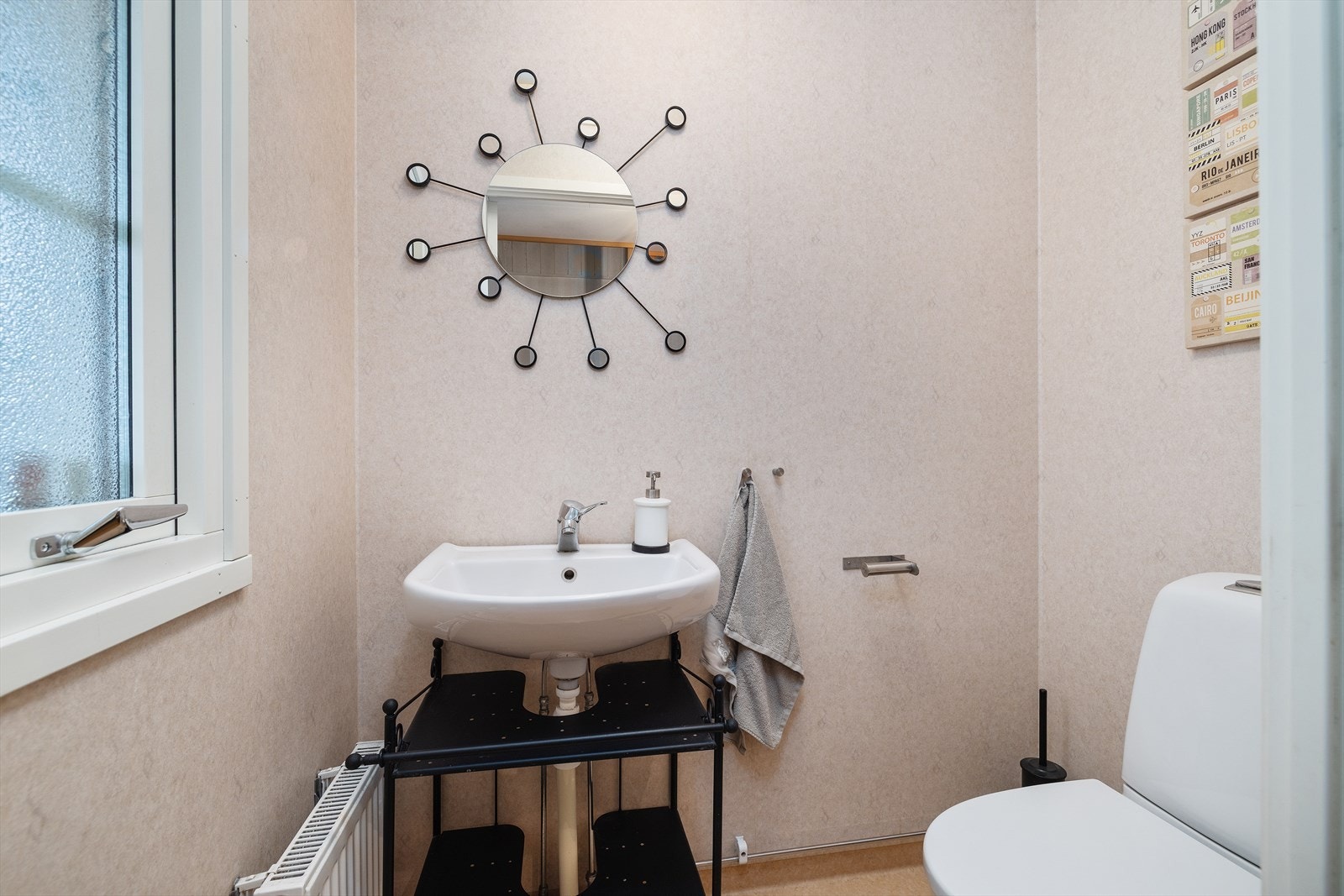I første etasje finnes også et praktisk toalettrom, utstyrt med servant og toalett. Galleribilde
