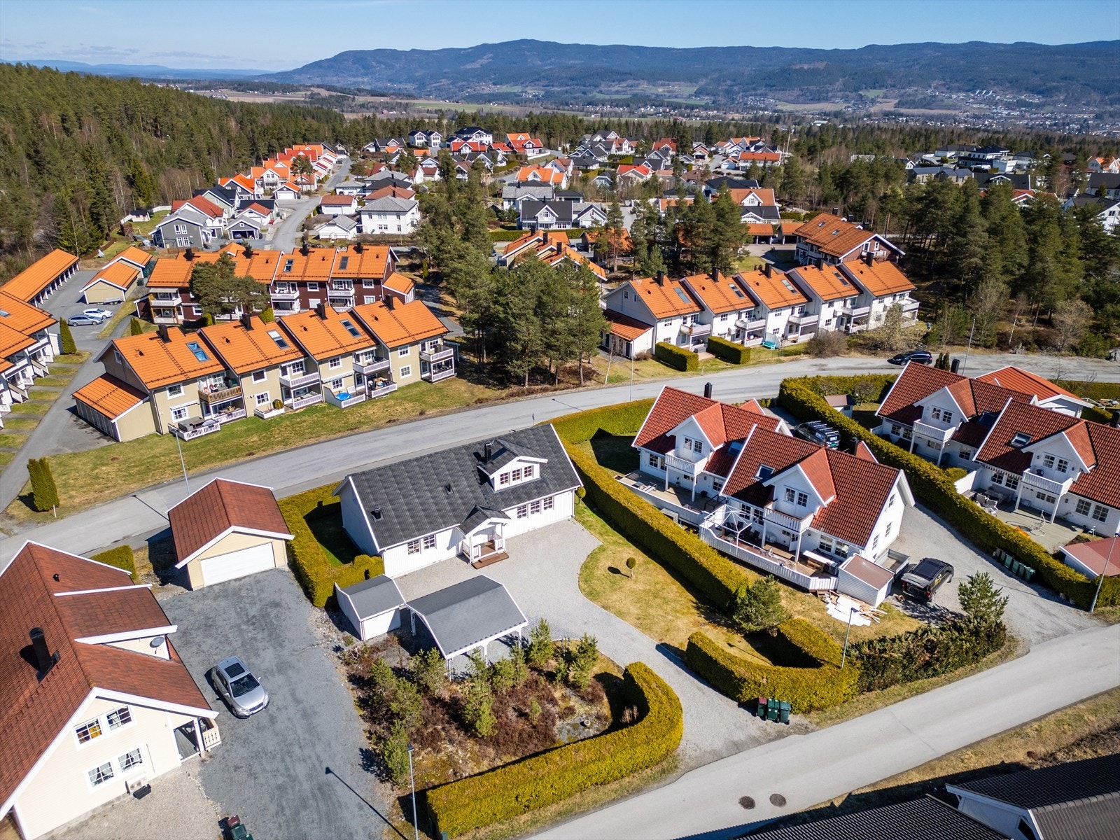 Vestfossen, områdets kultursentrum, ligger kun fem minutter unna med bil og byr på gallerier, museum og flotte parkanlegg. Galleribilde