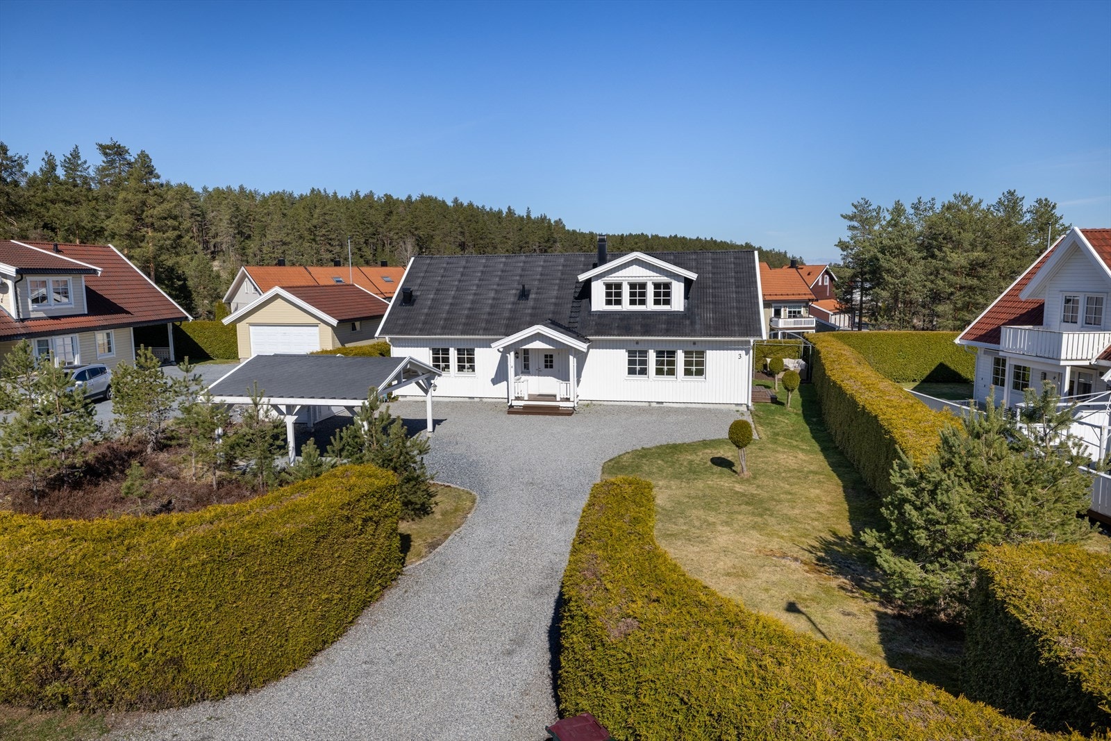 Velkommen til Blåbærstien 3! En innholdsrik enebolig fra 2006 med en skjermet og god beliggenhet i et naturskjønt, etablert boligområde på Ormåsen. Foto: Morten Normann Larsen. Galleribilde
