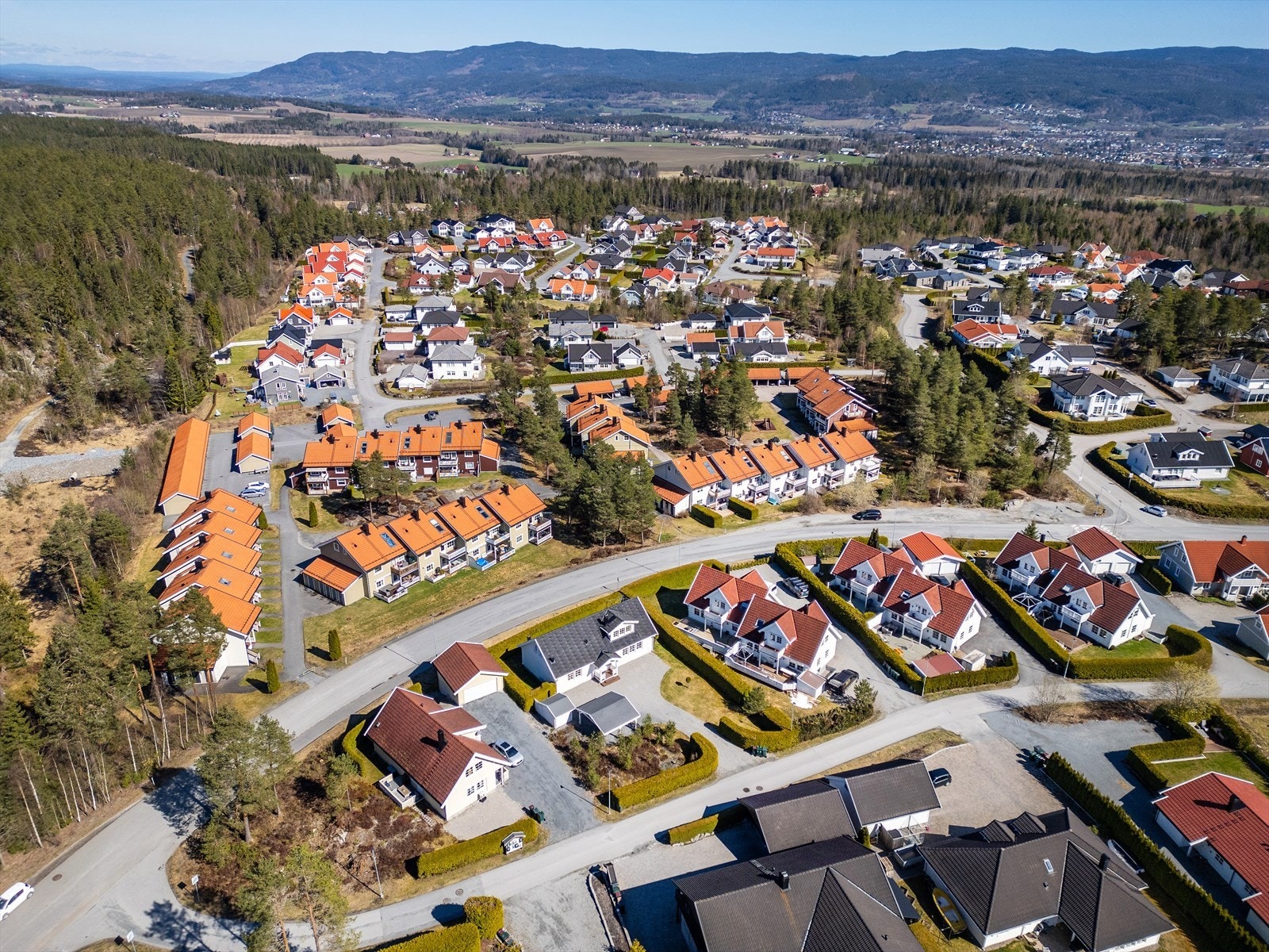 Nærmeste dagligvarebutikk er Rema 1000 på Ormåsen, kun en kort spasertur unna. Galleribilde
