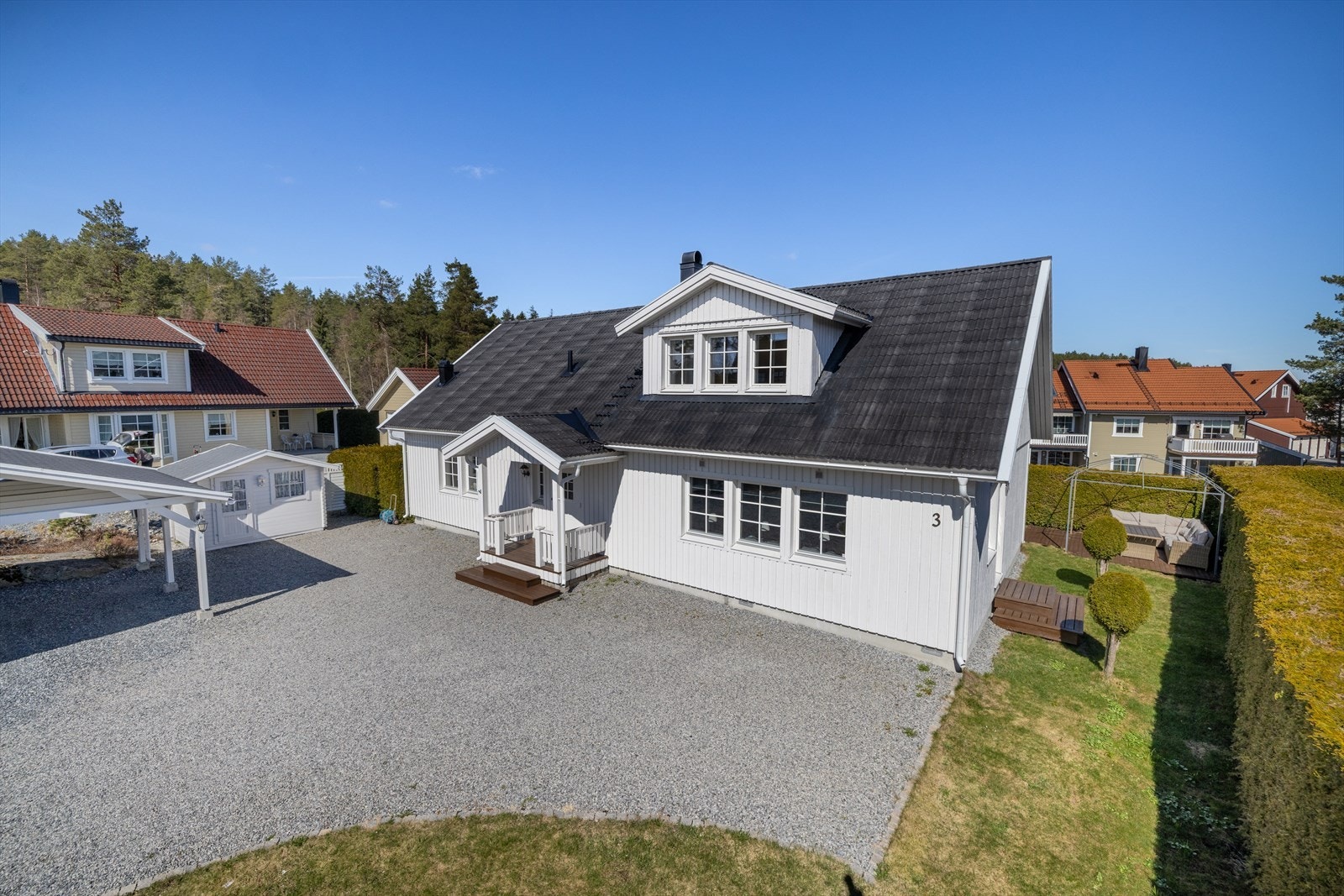 Boligen er på totalt 187 m² og går over to plan, med blant annet fem soverom og to stuer. Loftsetasjen ble innredet i 2007. Galleribilde