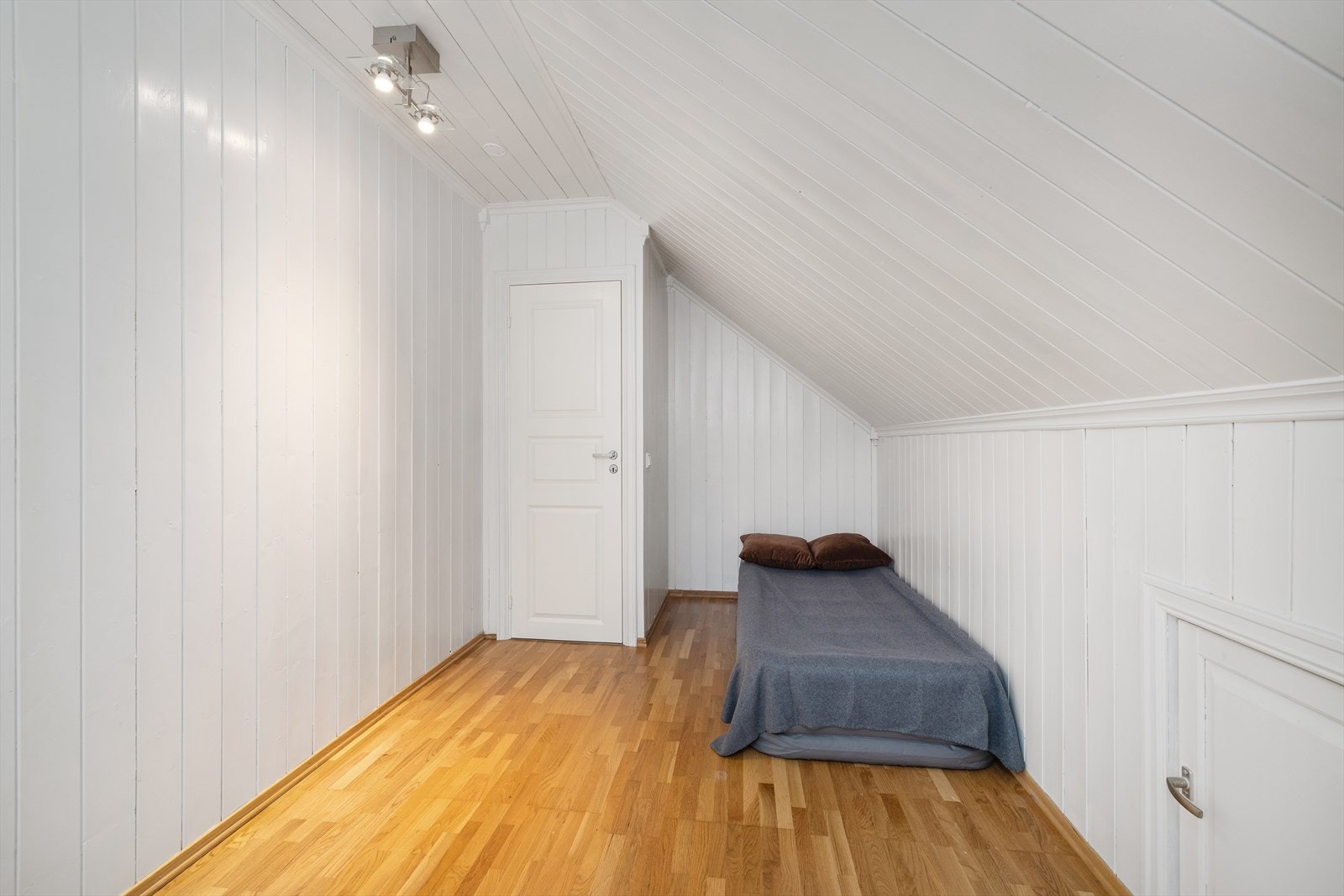 Det andre soverommet i etasjen har plass til seng og oppbevaring, med smarte løsninger for utnyttelse av plassen under skråtaket. Galleribilde