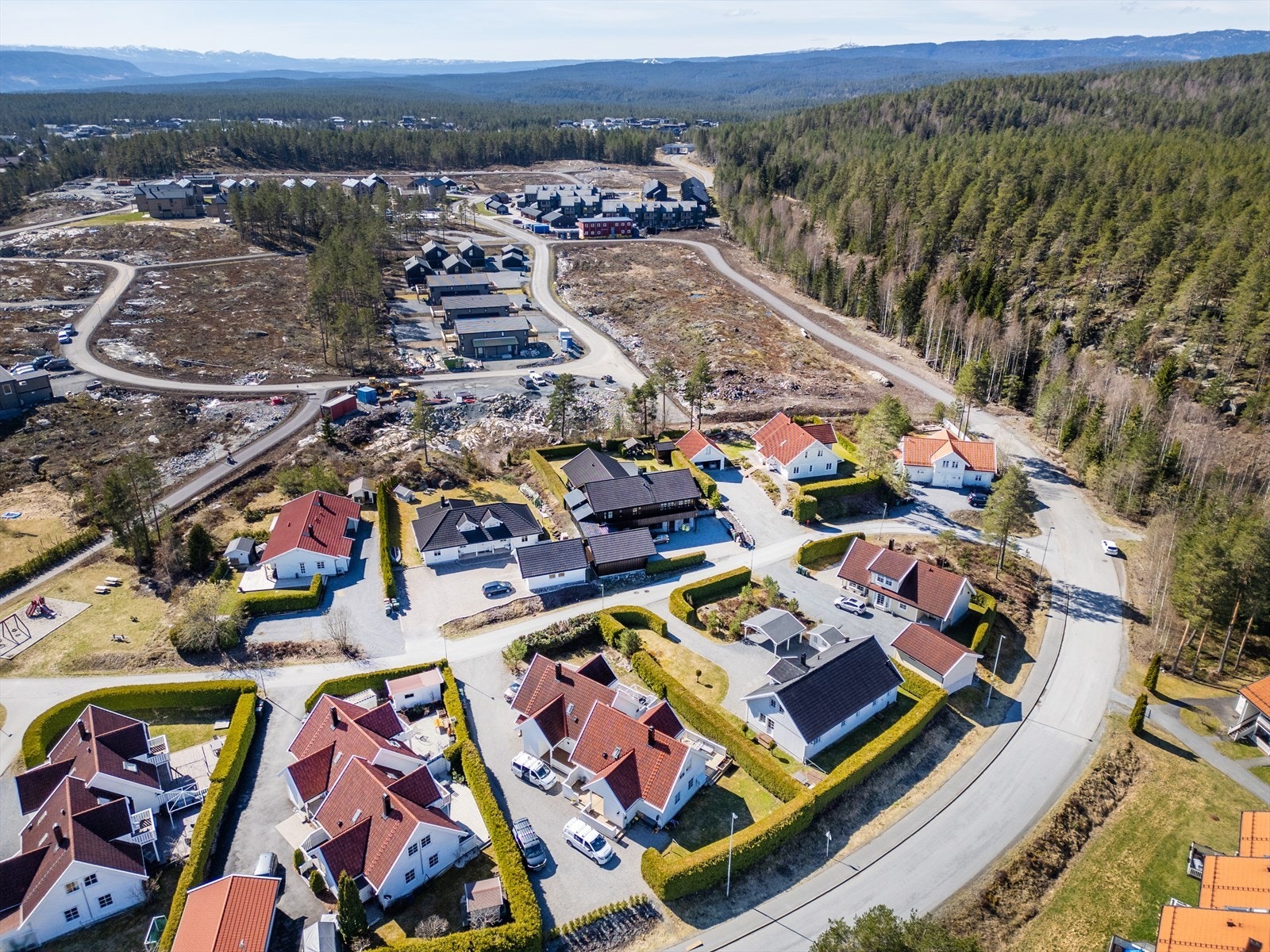 For den aktive familien finnes det fotballbane, skøytebane, lysløype og idrettshall i nærheten. Galleribilde