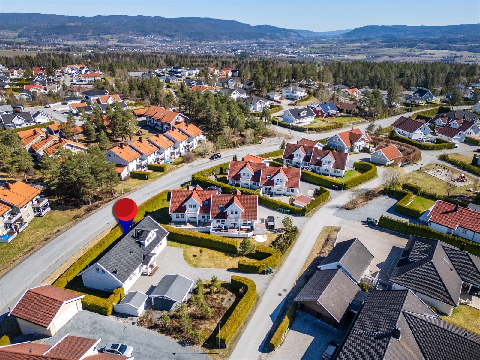 Eiendommen ligger skjermet til, uten direkte innsyn fra naboer. Galleribilde