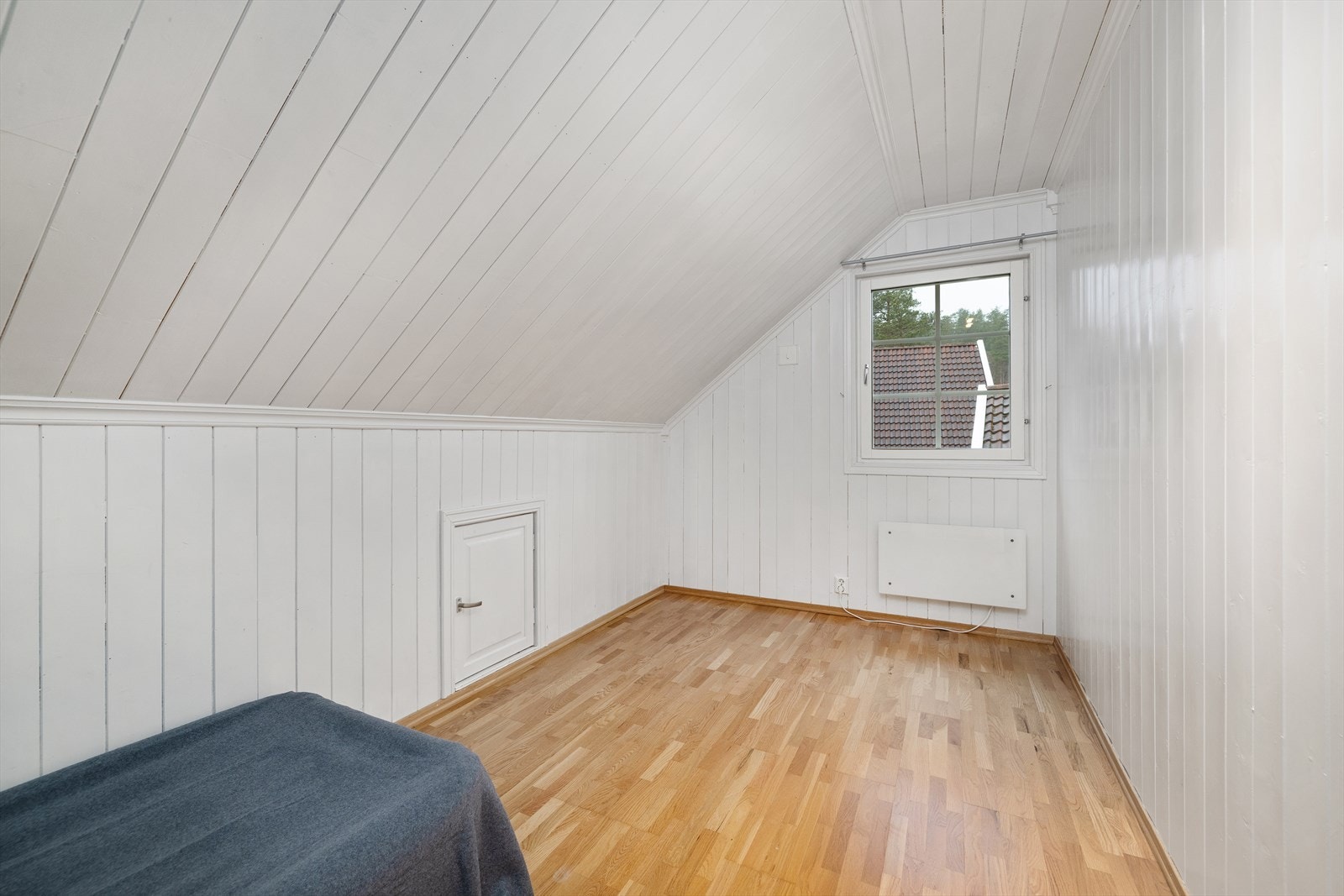 Koblede vinduer med 2-lags glass sørger for dagslys også i denne etasjen. Galleribilde