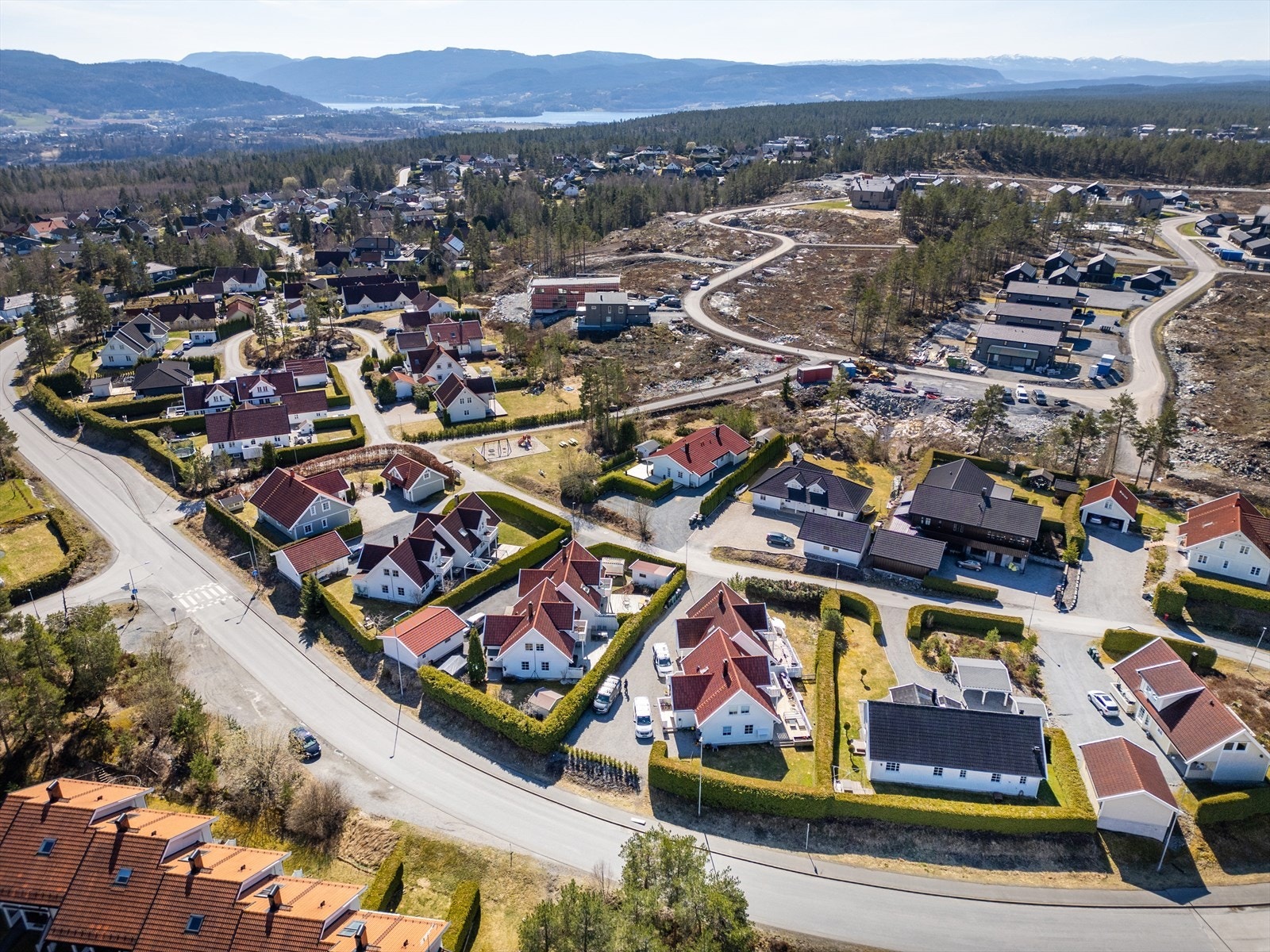 Med bil tar det omtrent 10 minutter til E134, noe som gir gode pendlermuligheter mot Oslo, Kongsberg og Hønefoss. Galleribilde