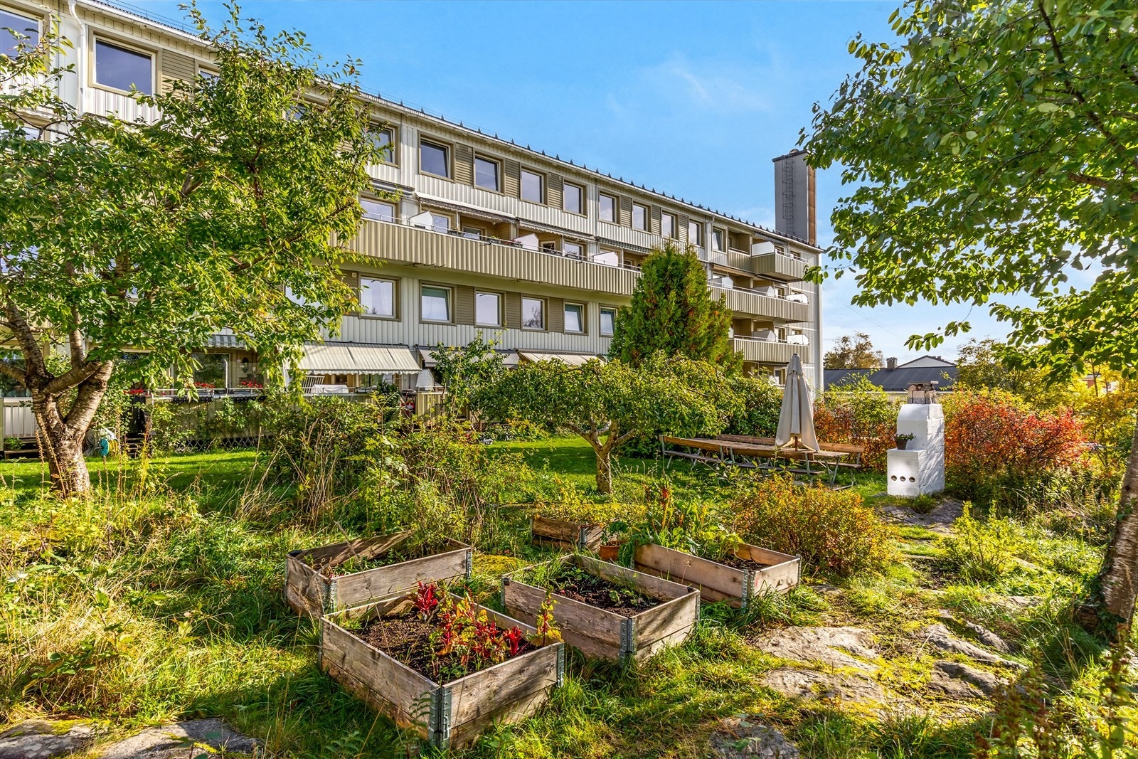 Fine, felles grøntområder med sittegrupper og lekeplasser for beboerne. Galleribilde