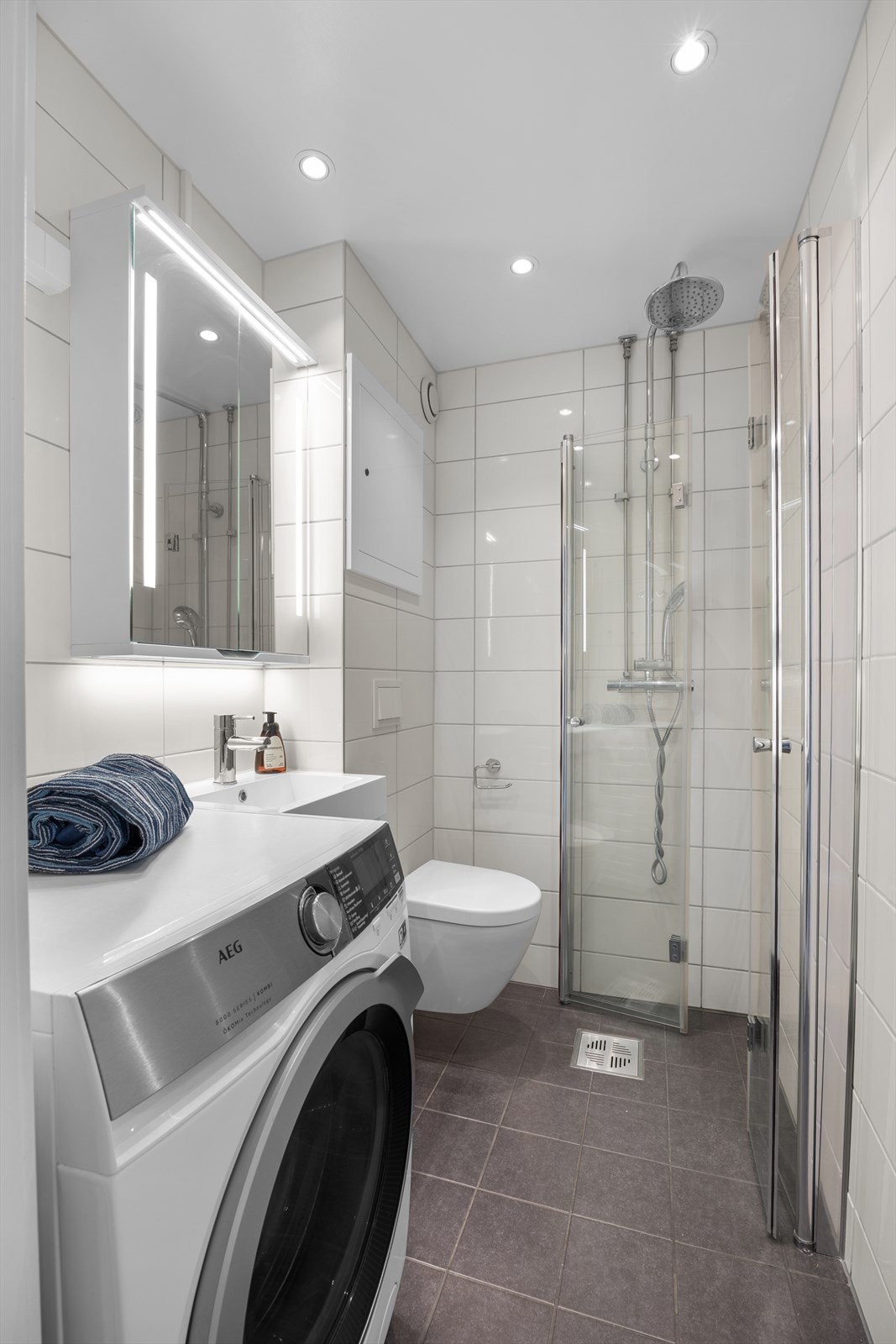 Badet ble rehabilitert i regi av borettslaget i 2018. Flislagt baderom med elektriske varmekabler i gulvet og downlights i himling. Galleribilde