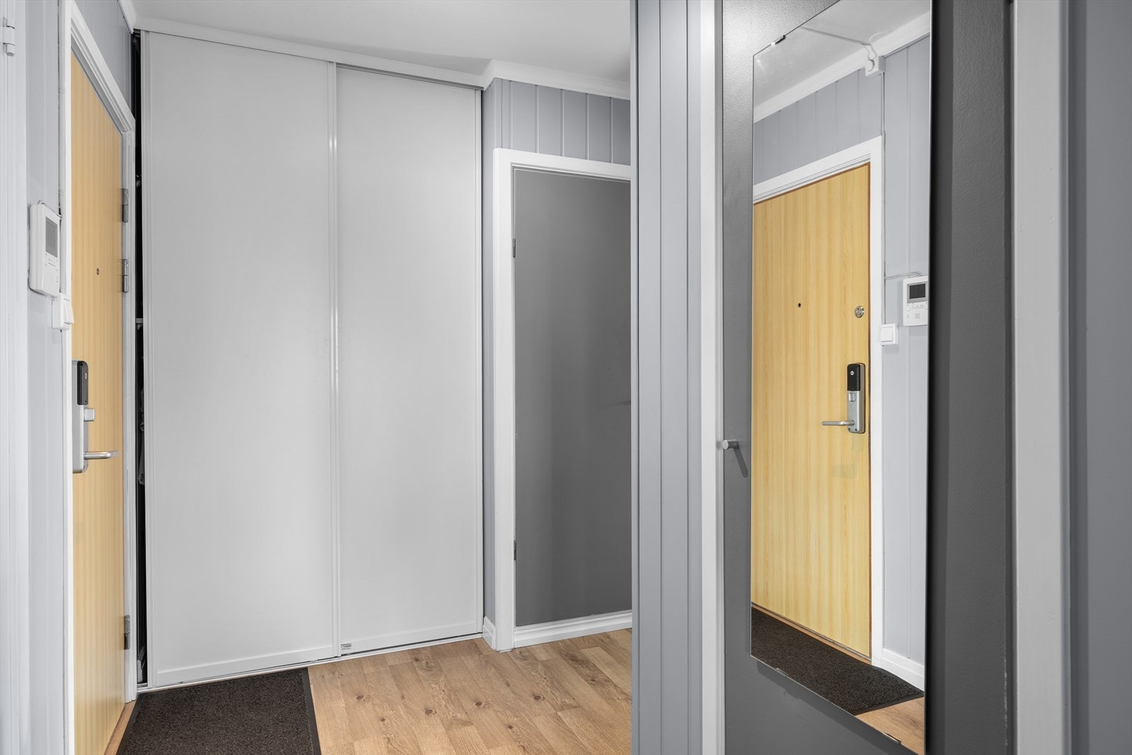 Entréen har en romslig spesialtilpasset skyvedørsgarderobe for effektiv oppbevaring. Galleribilde