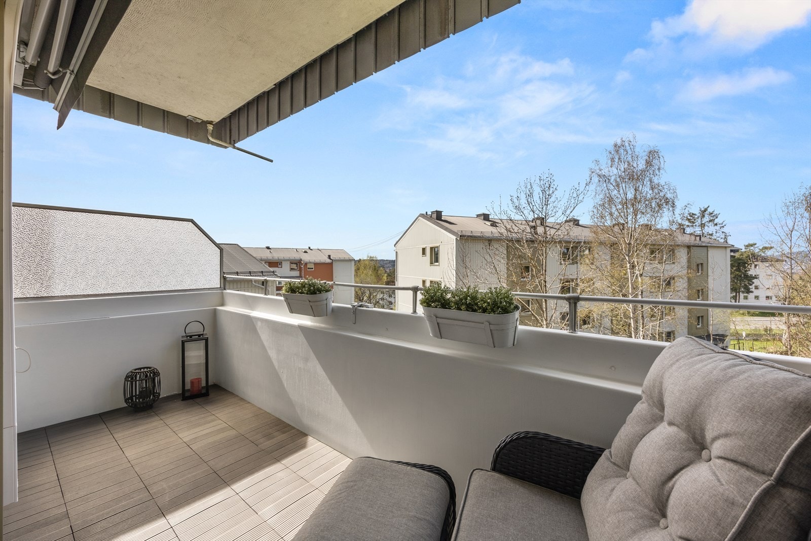 Balkongen er på ca. 8 m2, har tremmegulv, god plass til en hyggelig sittegruppe og grill. Galleribilde