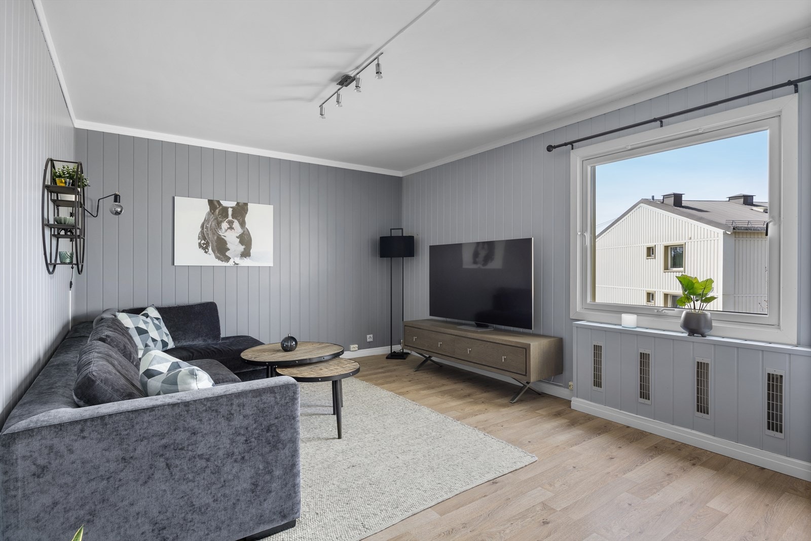 Stuen er møbleringsvennlig med plass til en romslig sofagruppe. Galleribilde