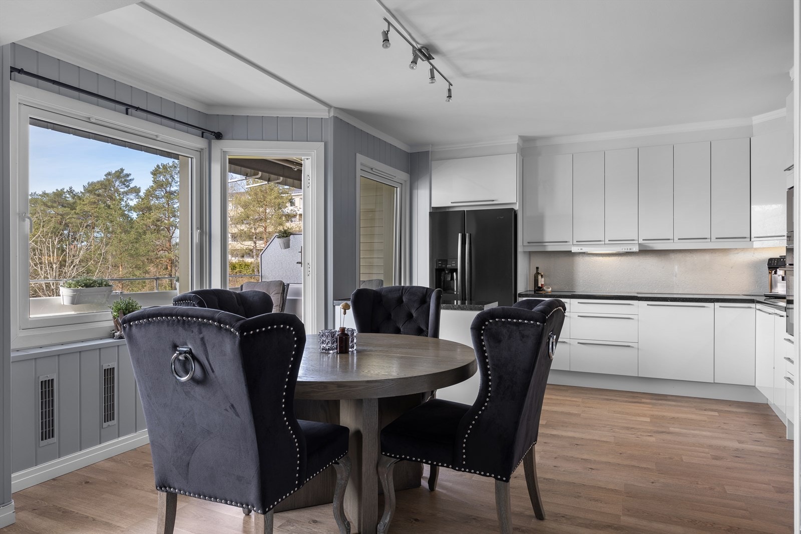Spiseplassen er en naturlig del av den åpne løsningen. Galleribilde