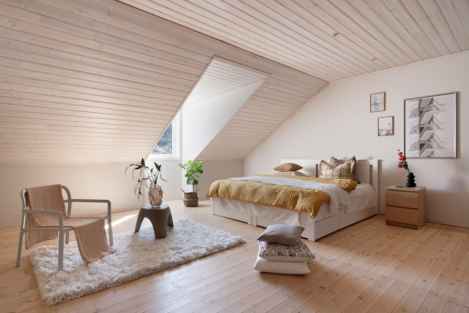Loftsetasje på 37 kvm. med vindu - naboen har laget flere rom og satt inn velux-vindu (dette er søknadspliktig) Galleribilde