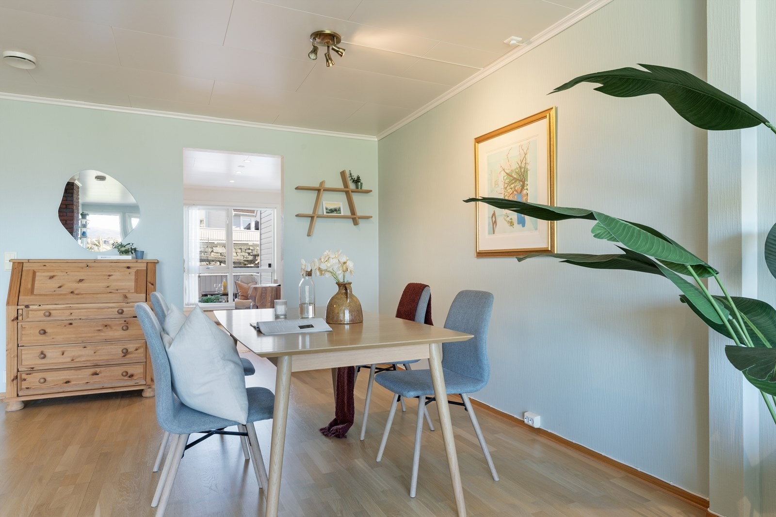 Spiseplassen har god plass til et stort bord og er et naturlig samlingspunkt i boligen. Galleribilde