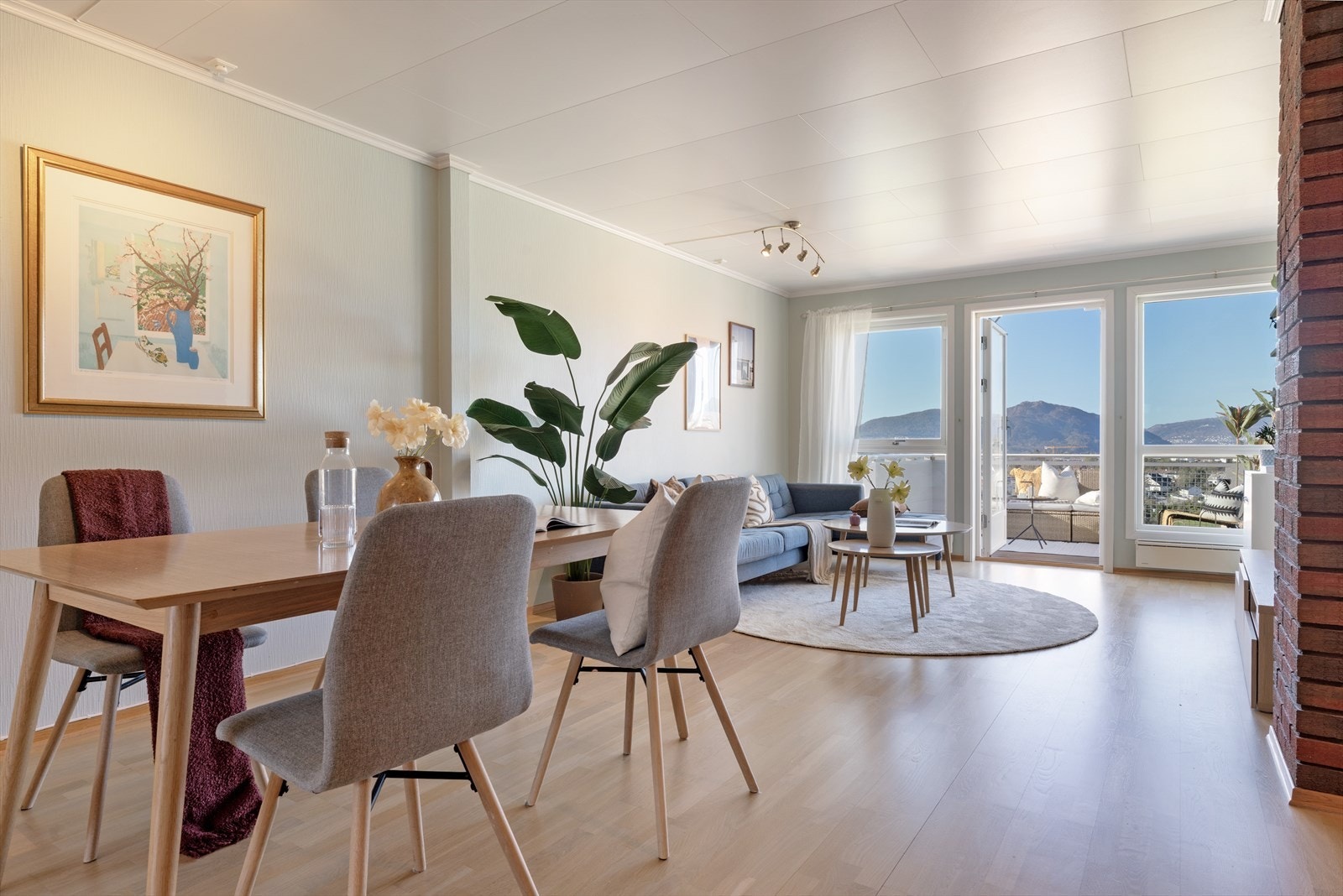 Den åpne løsningen gir god plass til både en stor sofagruppe og spisebord Galleribilde