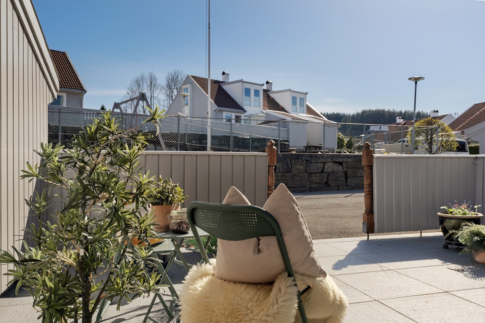 Uteområdet ved inngangen er pent opparbeidet med granittstein. Galleribilde