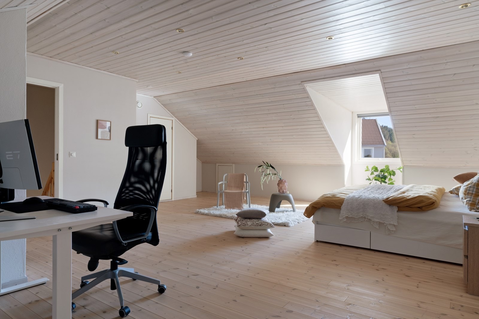 Nabohuset har fått godkjent 2 soverom og bad på loftet Galleribilde