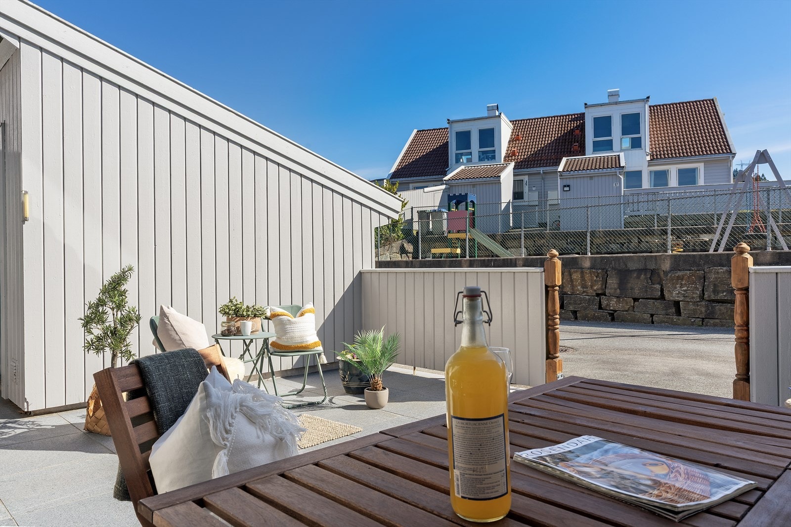 Terrassen ved inngangspartiet er et perfekt sted for morgenkaffen. Galleribilde