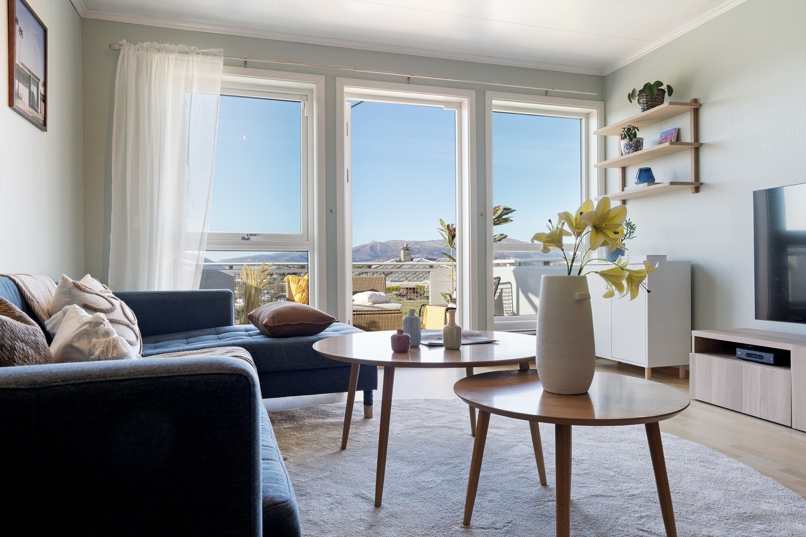 Store vindusflater og utgang til balkongen gir rikelig med naturlig lys Galleribilde