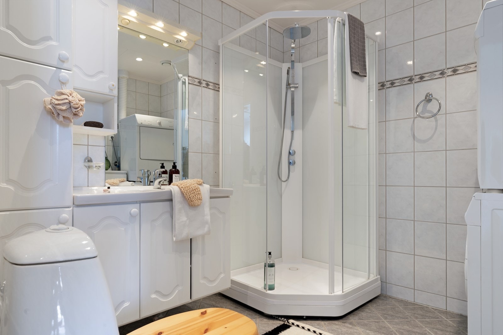 Badet er innredet med servantmøblement, toalett og dusjkabinett. Galleribilde