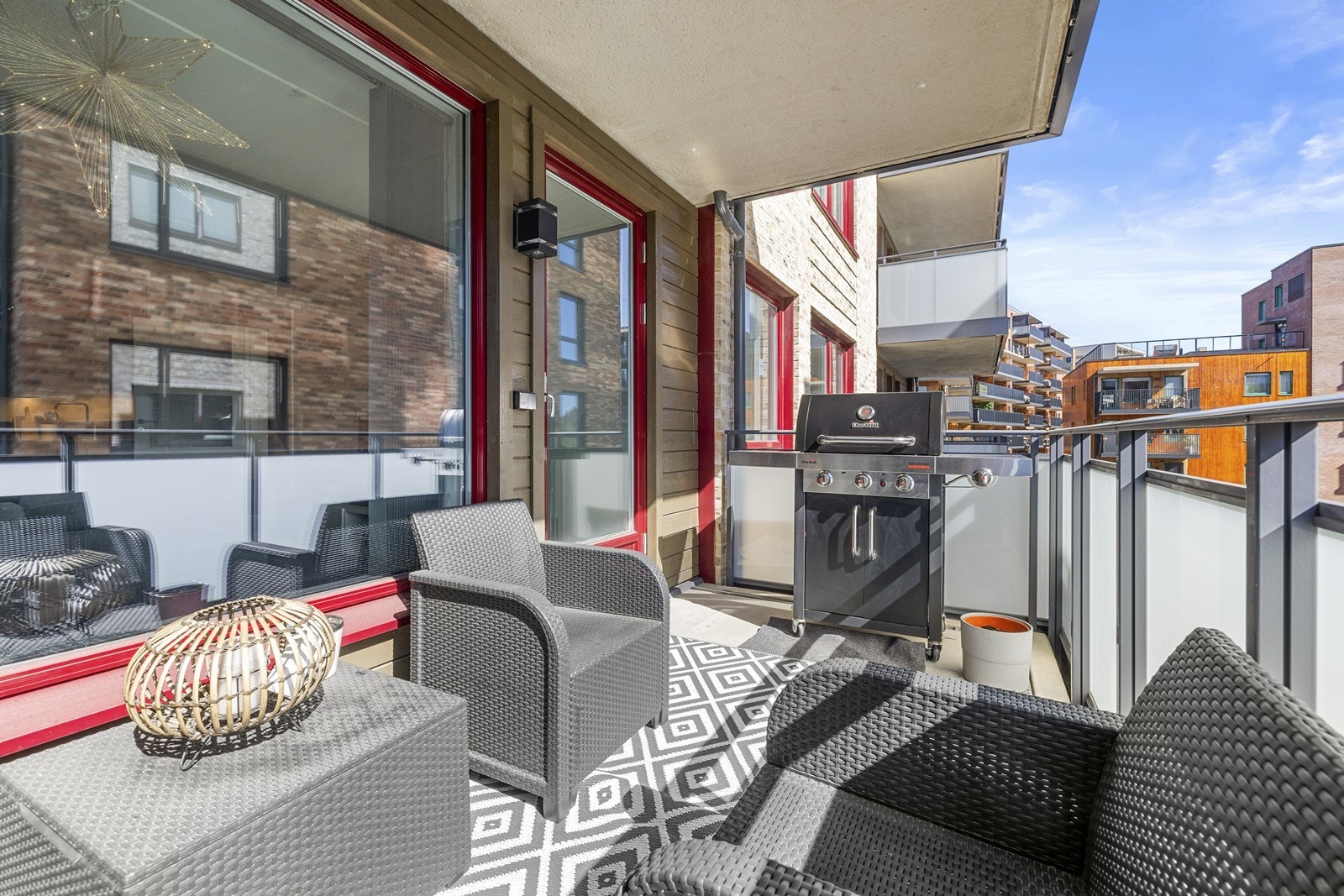 Balkongen har god plass til både sittegruppe og grill, perfekt for hyggelige sommerkvelder. Galleribilde