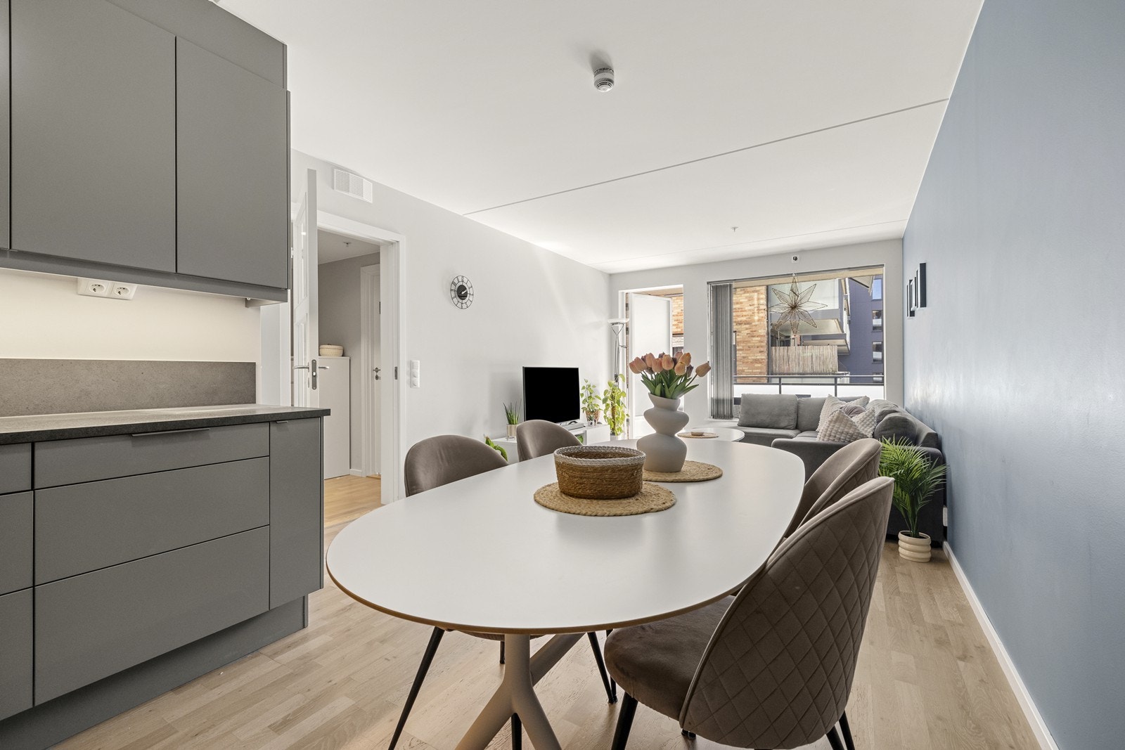Kjøkkeninnredningen har laminat benkeplate og slette fronter, med en takhøyde på 2,49 meter. Galleribilde