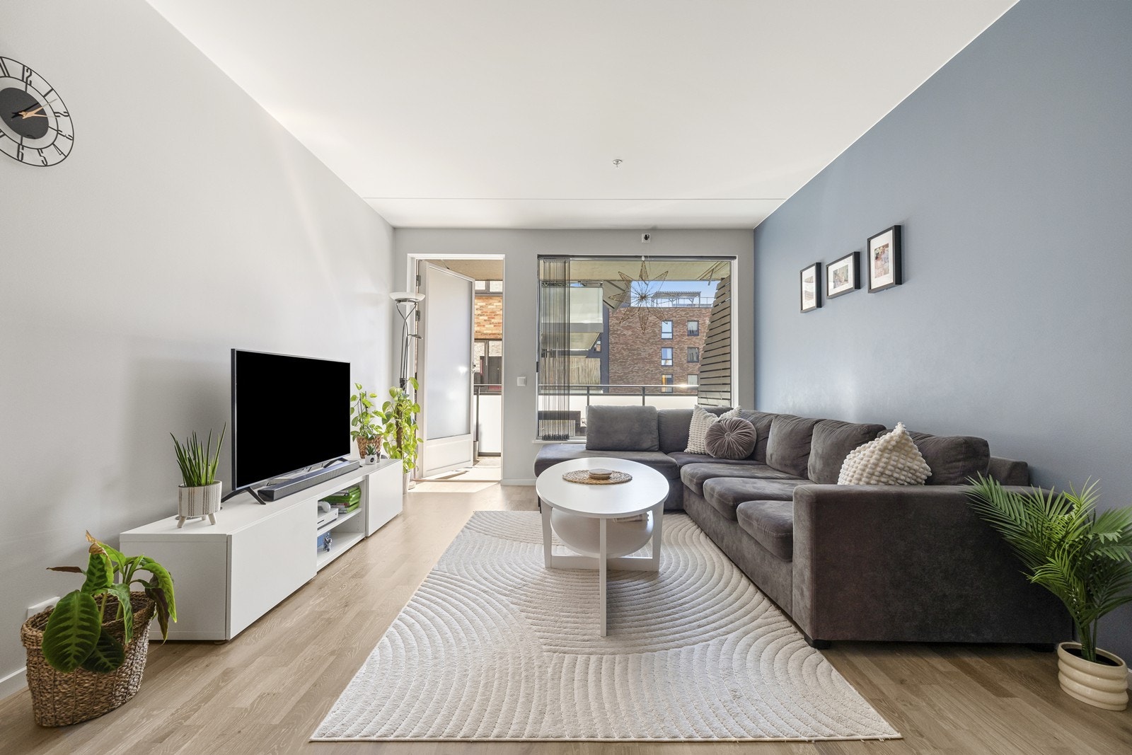 Velkommen til Gamleveien 89! Her presenterer vi en moderne og arealeffektiv leilighet fra 2022 med åpen stue- og kjøkkenløsning og vannbåren varme i gulv. Foto: Mads Karlsen. Galleribilde