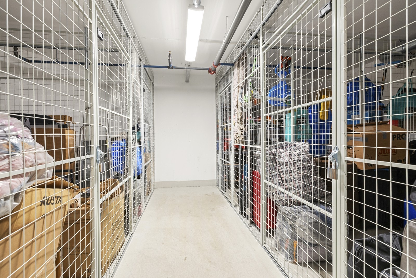 Til leiligheten tilhører en praktisk ekstern bod på 5 m² i kjelleren, ideelt for ekstra lagring. Galleribilde