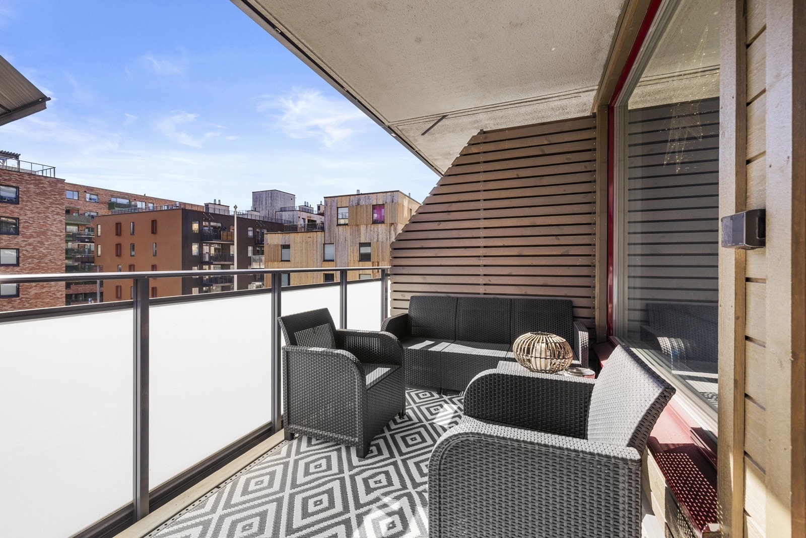 Fra stuen har du direkte utgang til en romslig balkong på 8 m² med god plass til en hyggelig sittegruppe. Galleribilde