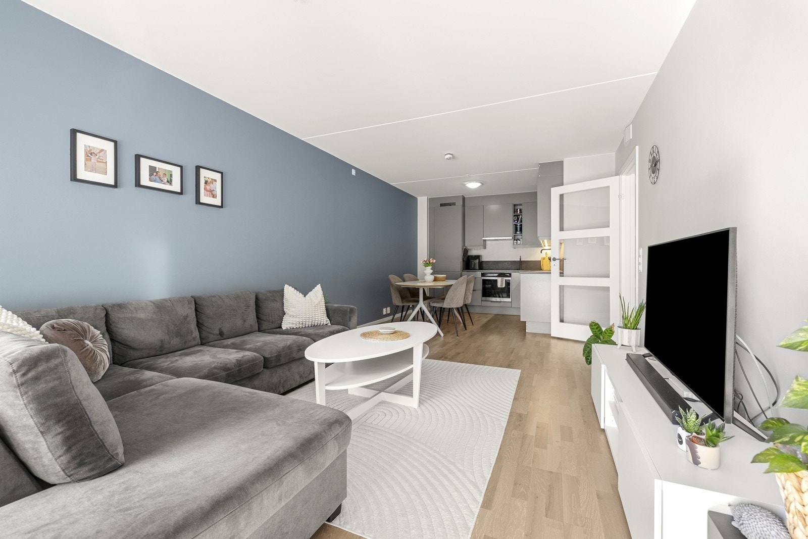 Spiseplassen er naturlig integrert mellom kjøkkenet og stuen, perfekt for både hverdag og fest. Galleribilde