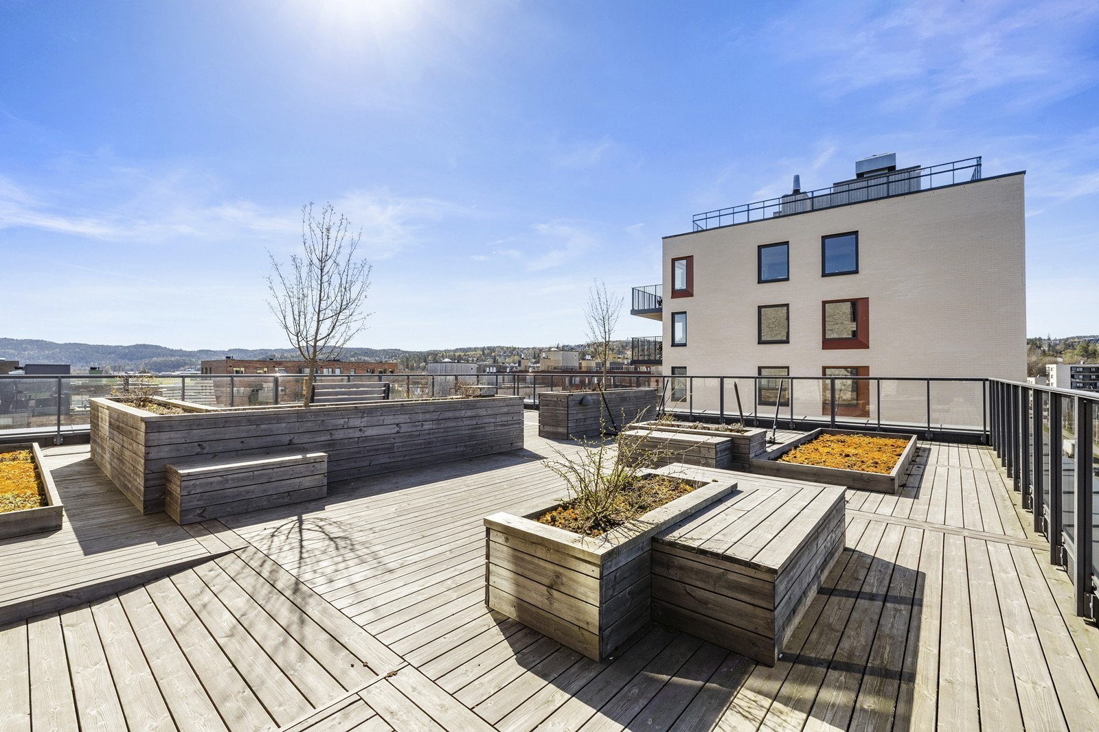 Sameiet har en stor, felles takterrasse som er til eksklusiv bruk for boligseksjonene. Galleribilde
