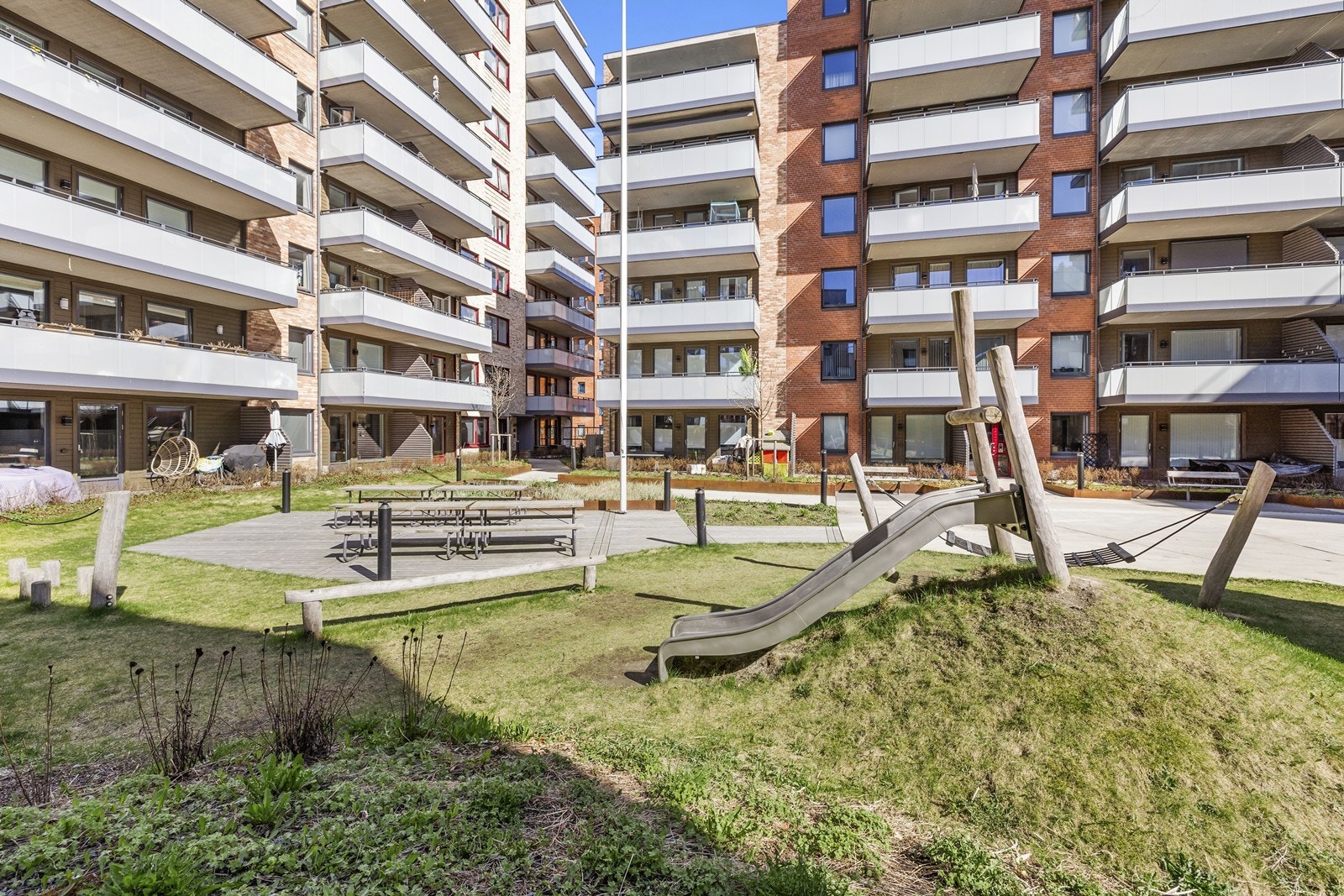 De pent opparbeidede fellesområdene inkluderer grøntarealer og lekeplasser, som gir trygge uteområder for barn. Galleribilde