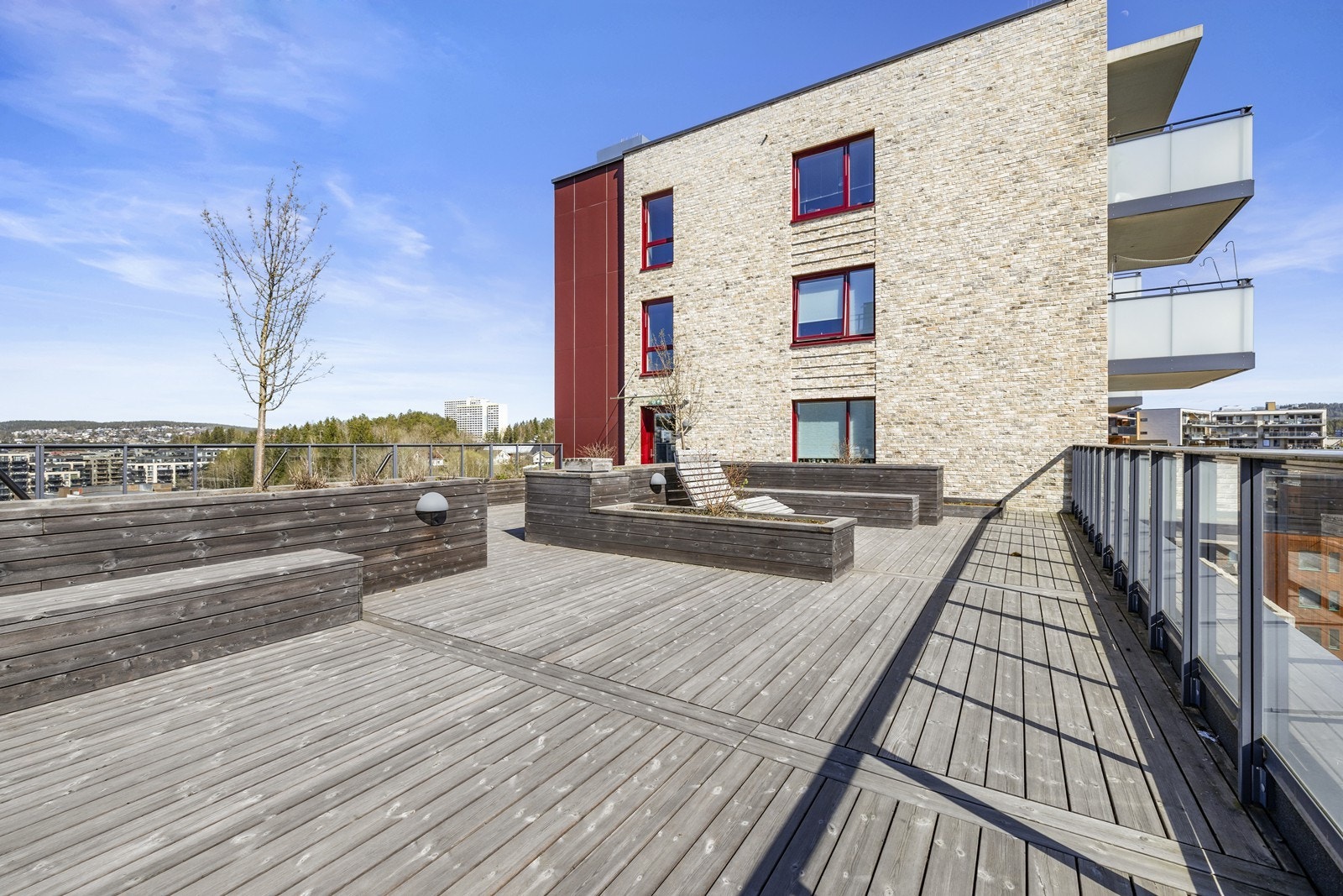 Her kan du nyte solen og omgivelsene, med god plass til både avslapning og sosiale sammenkomster. Galleribilde