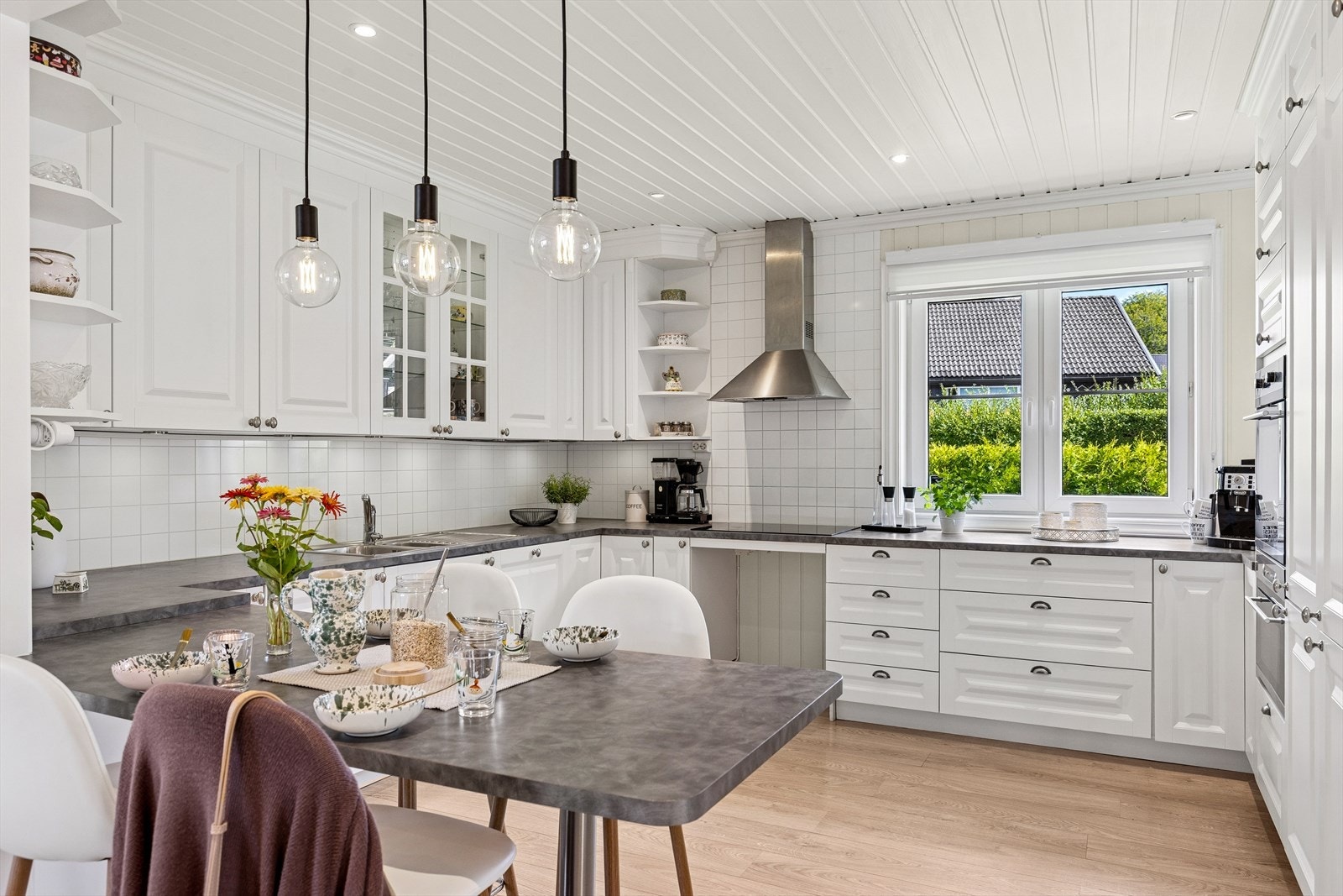 Innredningen har profilerte fronter og rikelig med skap- og benkeplass. Det er også god plass til en spiseplass i rommet. Galleribilde
