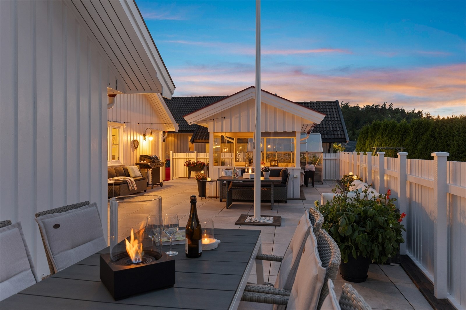 Uteplassen er designet med flere soner for både avslapning og sosiale sammenkomster. Galleribilde