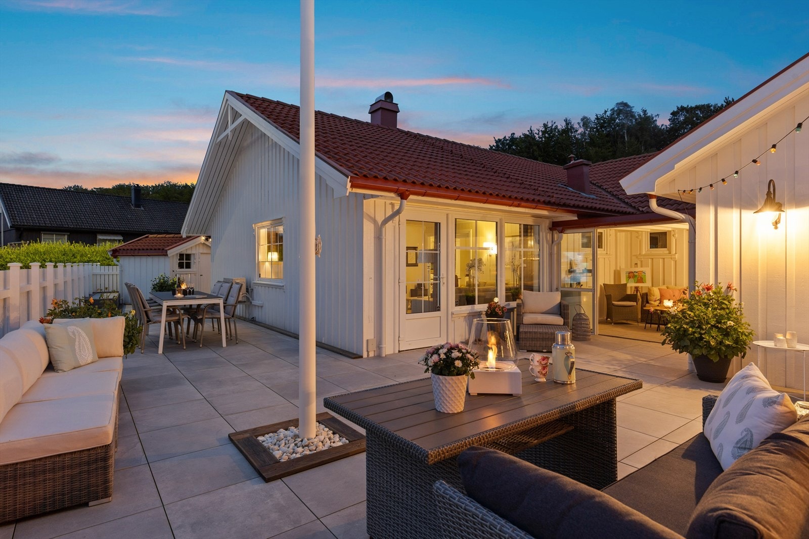 Terrassedekket består av italienske fliser lagt i 2021, som gir et elegant og slitesterkt utegulv. Galleribilde