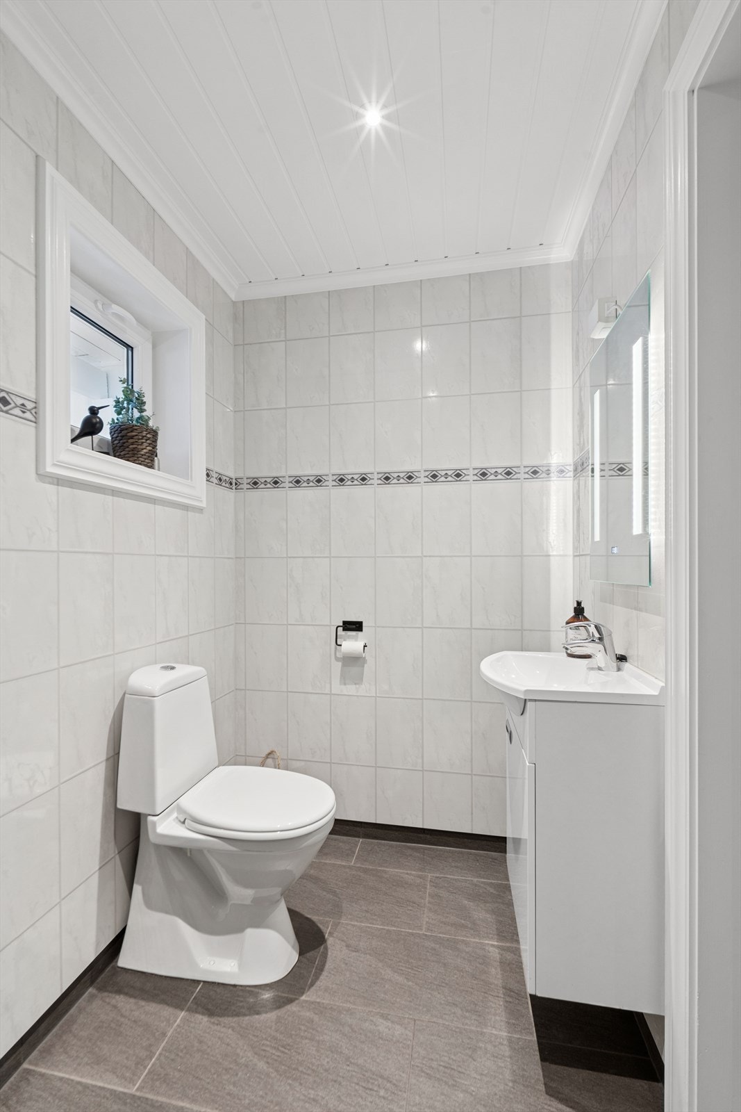 Velkommen til Valmueveien 27! En praktisk enebolig med alt på ett plan og gjennomgående god standard. Galleribilde