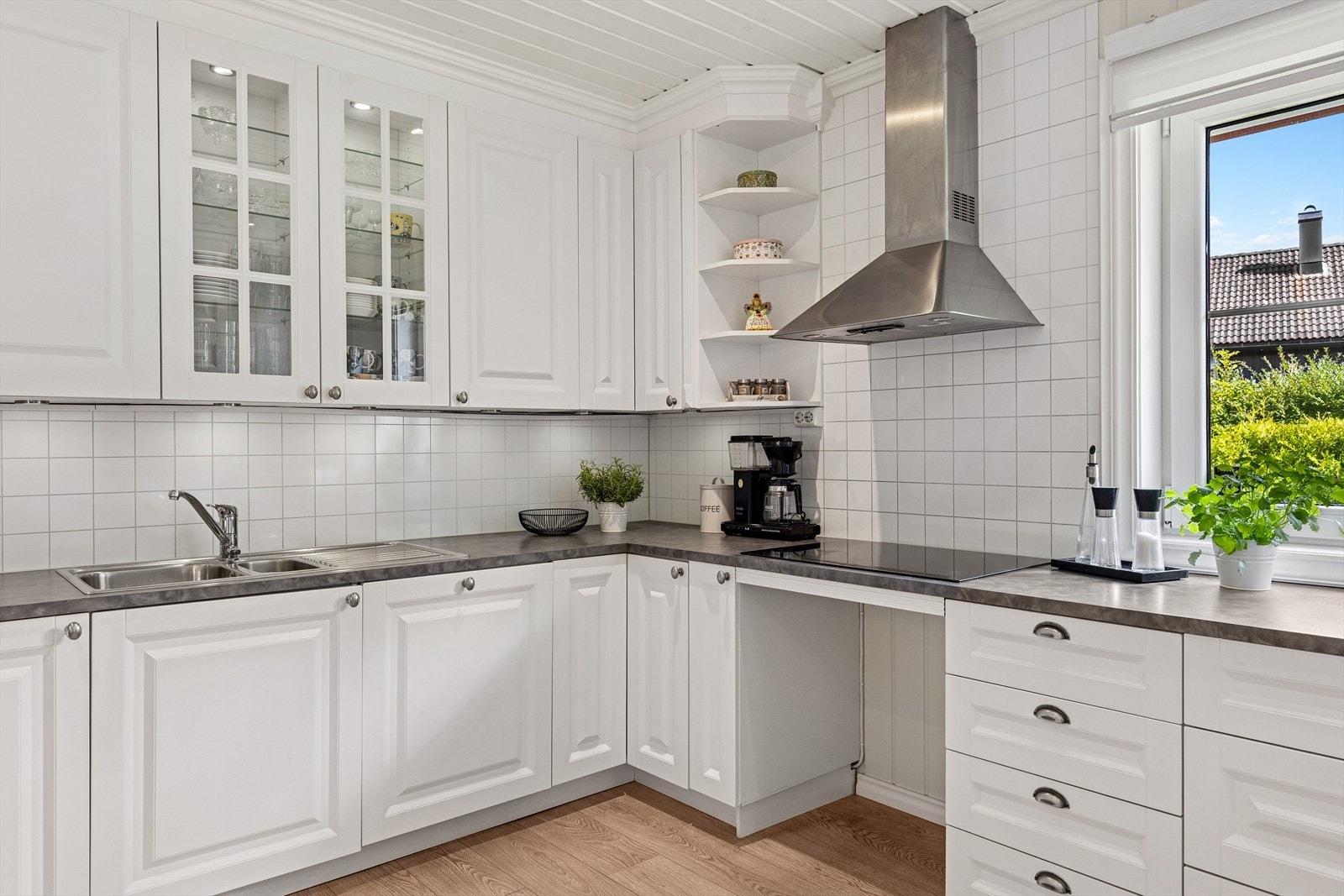 Kjøkkenventilator med avtrekk ut bidrar til et godt inneklima under matlagingen. Galleribilde