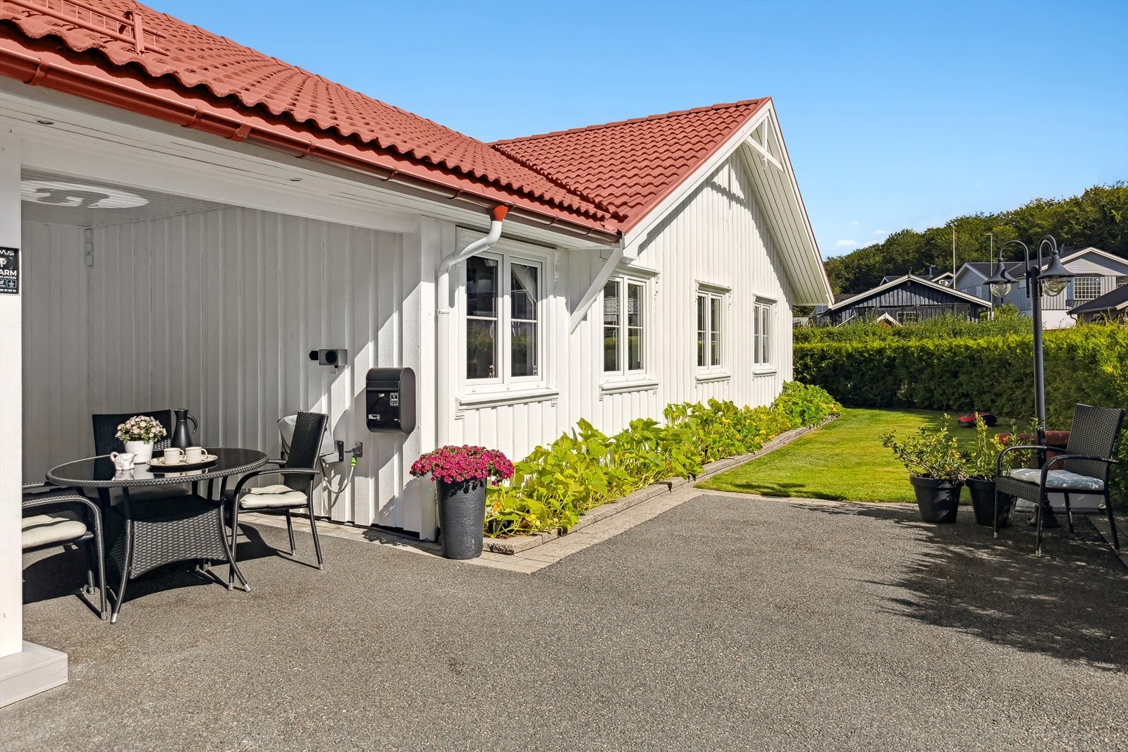 Carporten fra 2008 har plass til to biler og en tilhørende bod for praktisk oppbevaring. Galleribilde