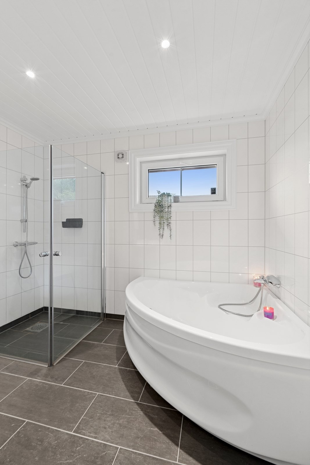 Boligen har to fullverdige bad. Dette ble pusset opp i 2011 og har både badekar og dusjnisje, samt varme i gulvet. Galleribilde