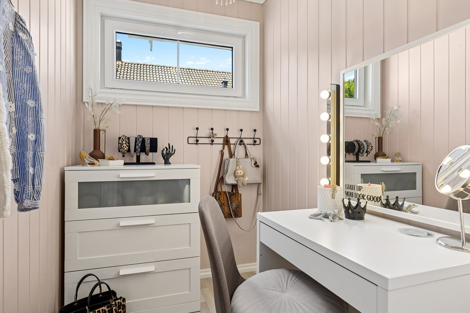 Et av soverommene har tilknytning til et praktisk walk-in-closet på 3 m². Galleribilde