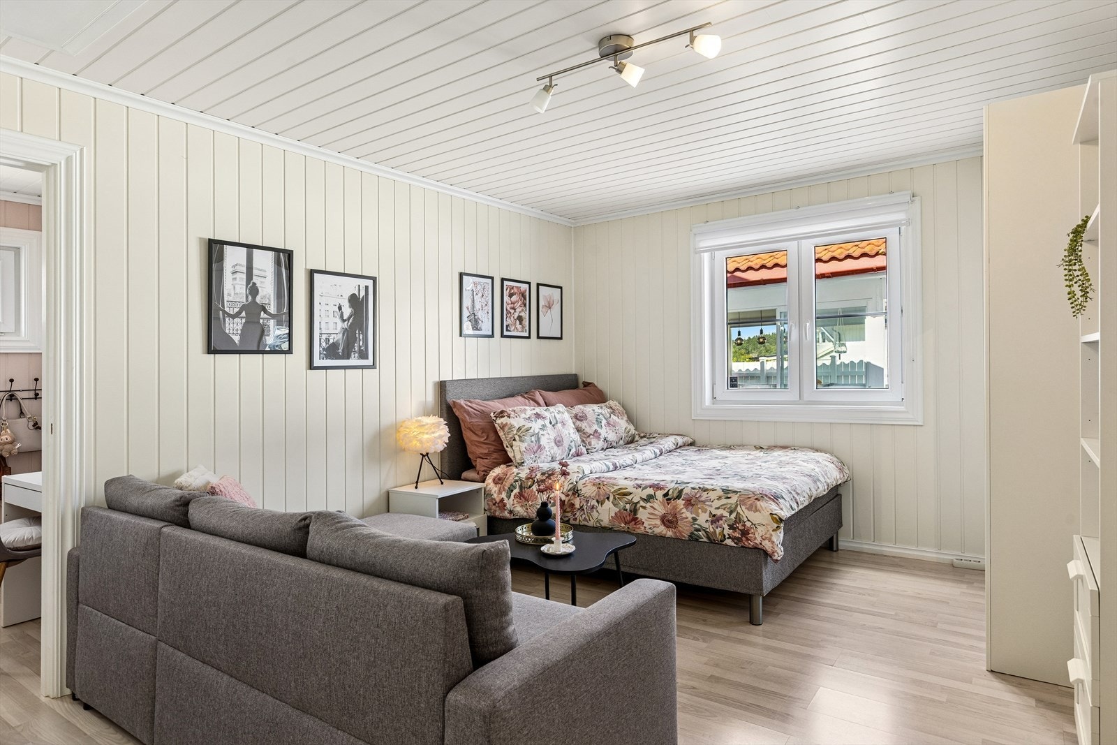 Hovedsoverommet på 16 m² har god plass til både seng og en liten sittegruppe. Varmekabler i gulvet gir jevn komfort. Galleribilde