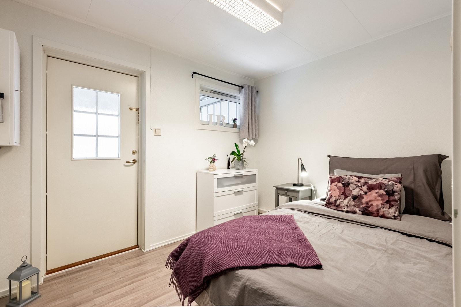 Soverom 4 har adkomst ut til uteplass på baksiden av boligen. Galleribilde