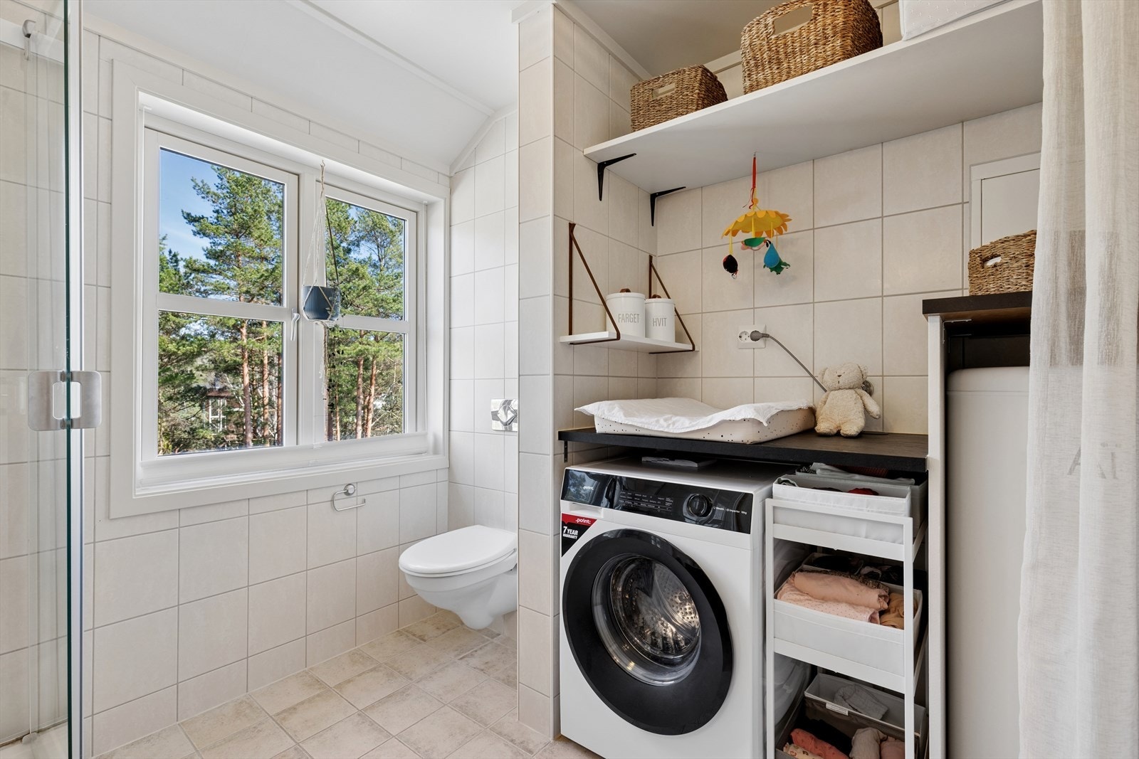 Bad nummer 2 med dusj, WC og opplegg for vaskemaskin Galleribilde