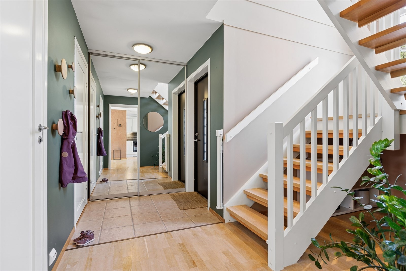 Garderobe i gang med plass til oppheng Galleribilde