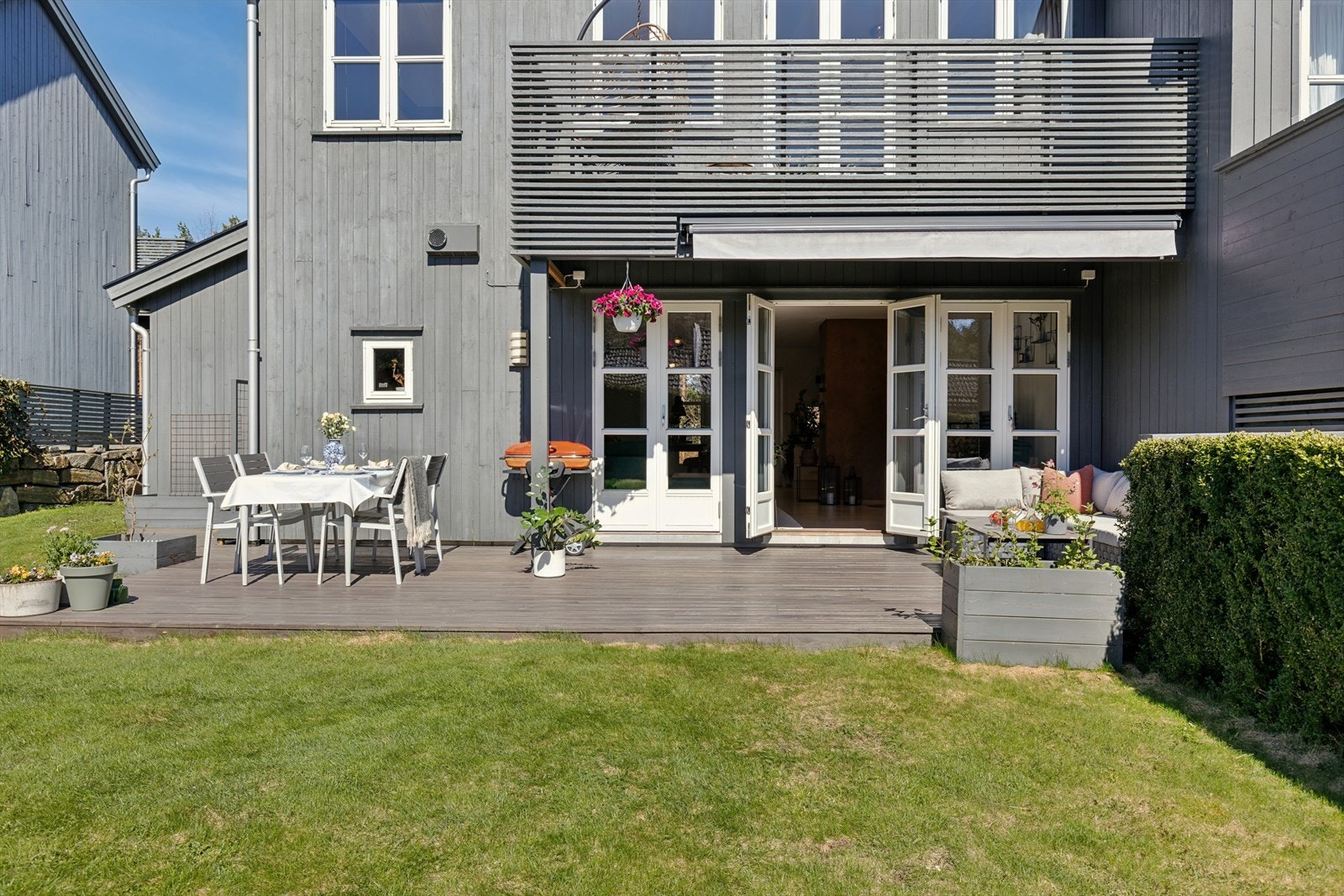 Uteplassen er pen og lun og må ses Galleribilde